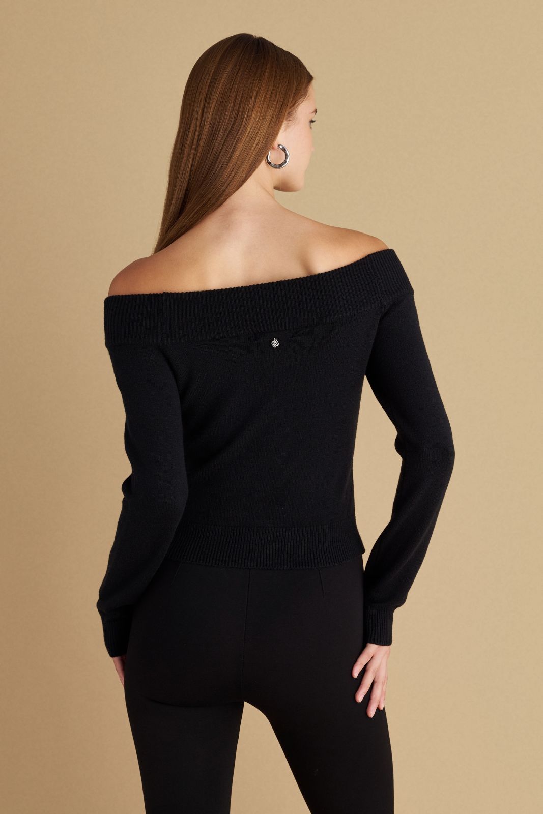 attrattivo - Bluze e bardhe dhe e zeze e thurur dhe me detaje fjongosh