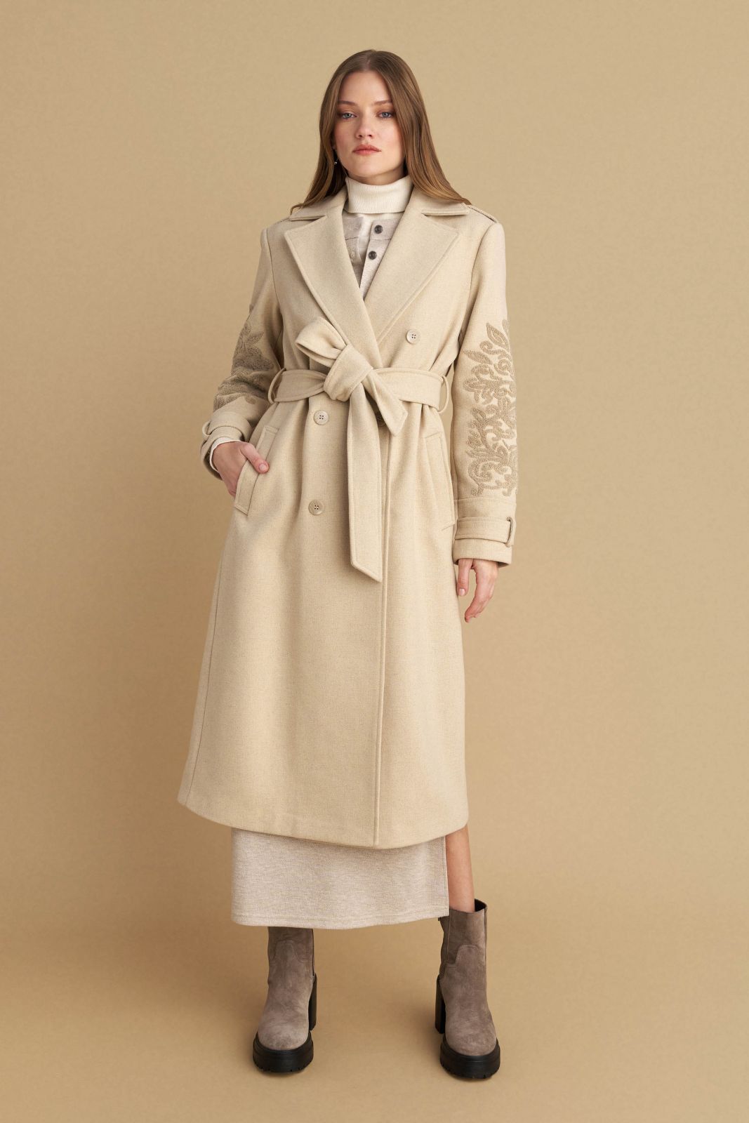 attrattivo - Pallto bezhe me qendisje dhe me rrip