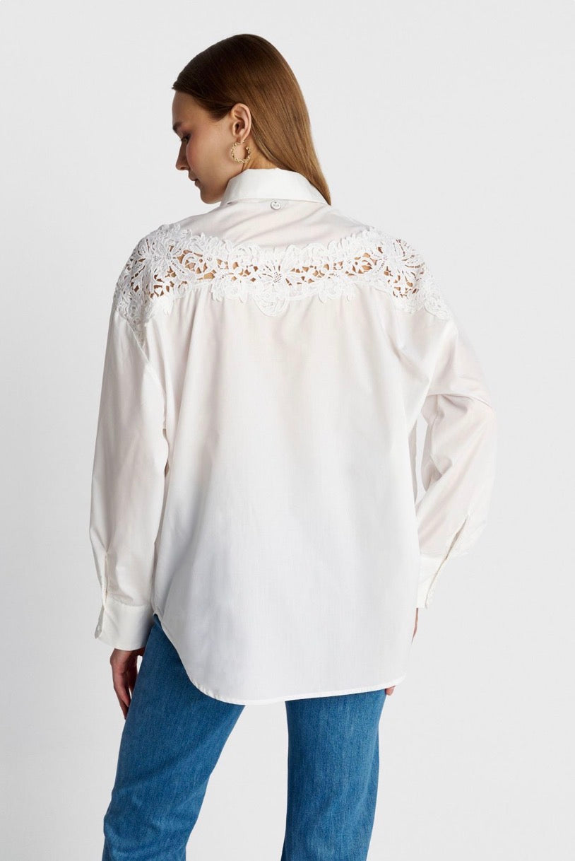 ALE - Kemishe pambuku e bardhe me detaje dantelle