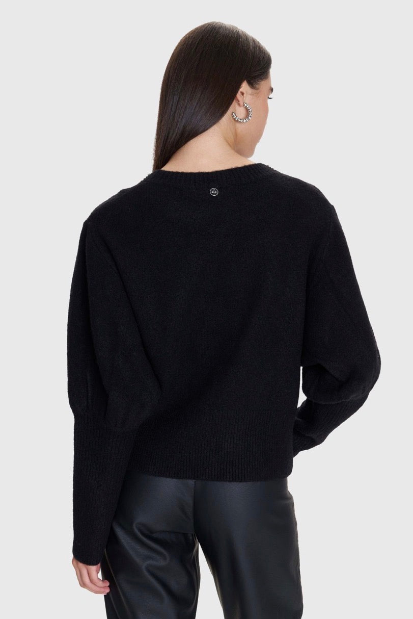 ALE - Pulover e bardhe dhe e zeze me gura dekorative