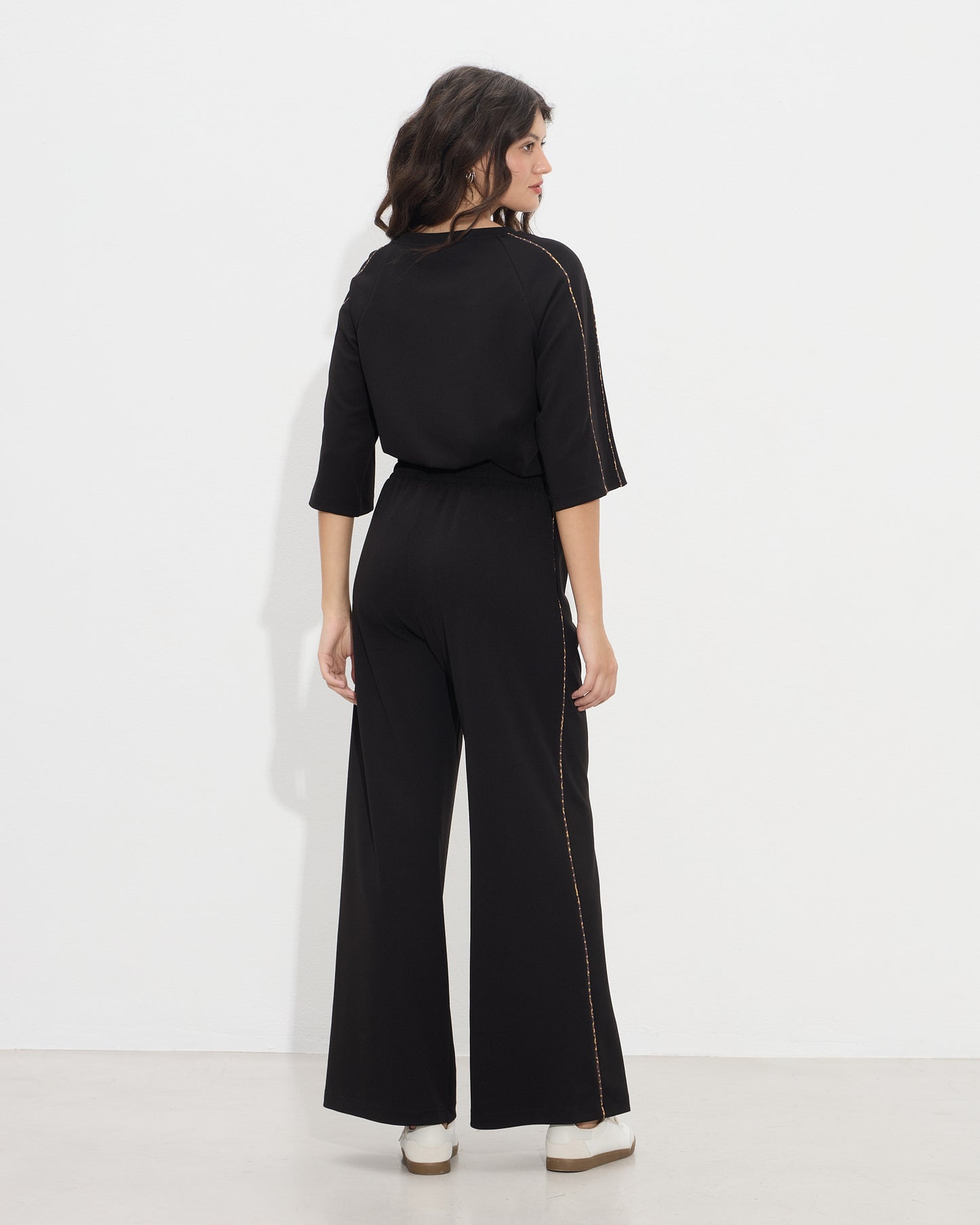 Passager- Pantallona kafe dhe te zeza prerje e gjere me detaje ne ane