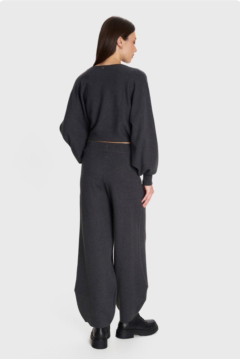 ALE - Set deve pulover me jake V dhe pantallona ne ngjyren vishnje dhe gri