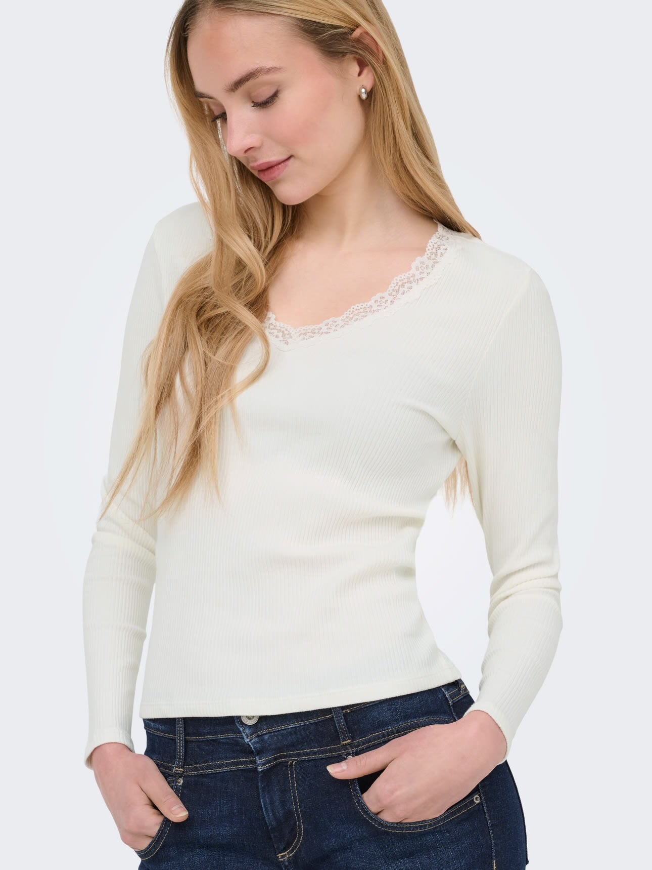 ONLY - Bluze kafe, e bardhe dhe e zeze me detaje dantelle