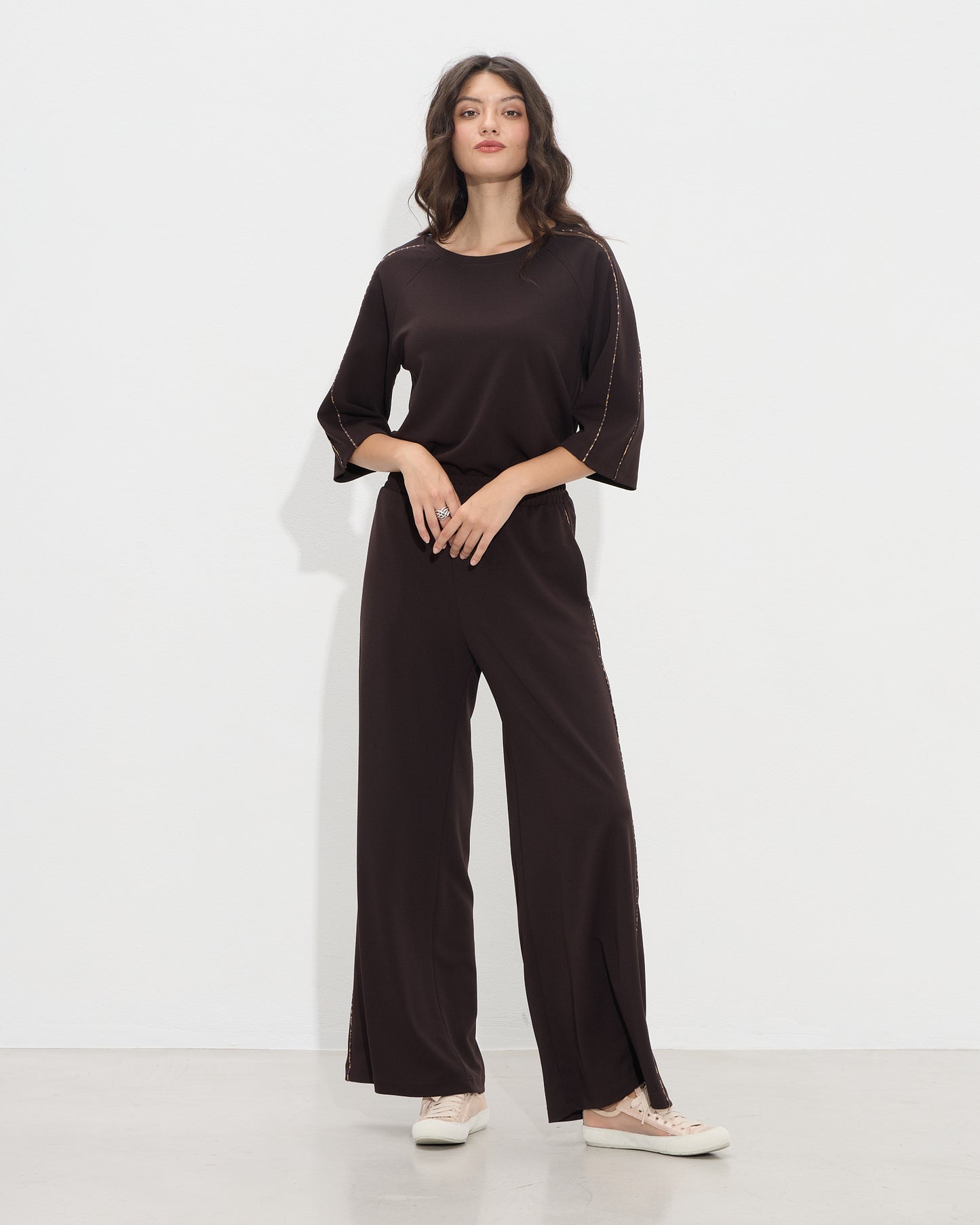 Passager- Pantallona kafe dhe te zeza prerje e gjere me detaje ne ane