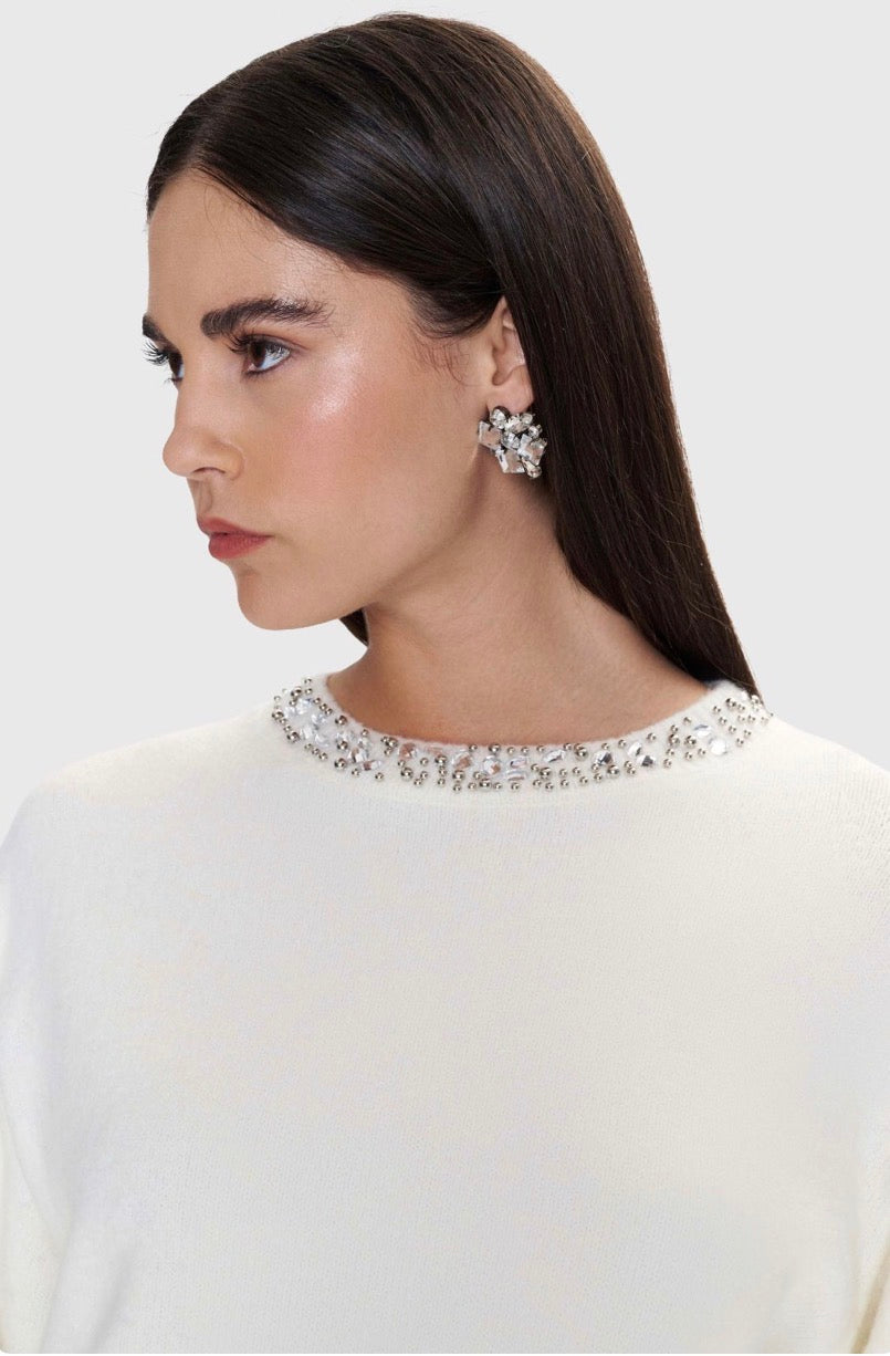 ALE - Pulover e bardhe dhe e zeze me gura dekorative