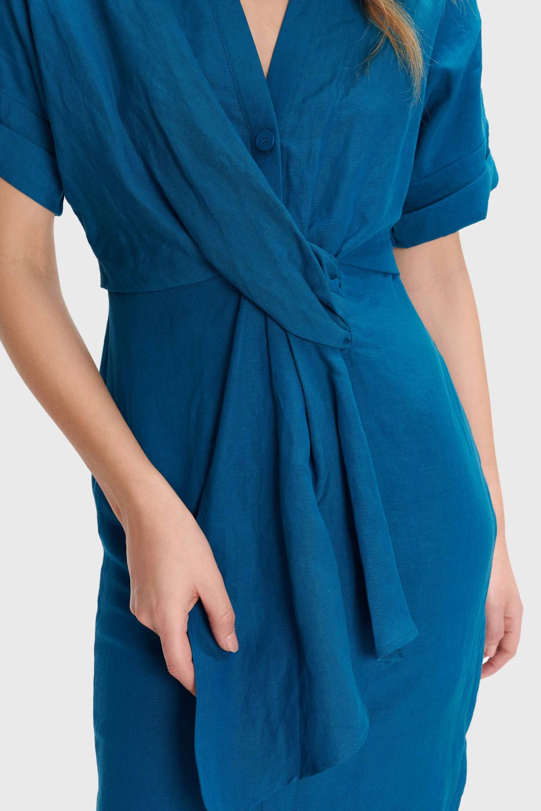 ALE - Fustan lino bezhe dhe blu  me prerje asimetrike