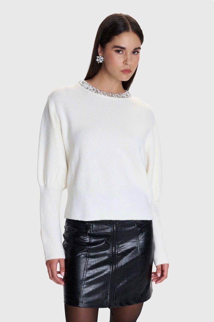 ALE - Pulover e bardhe dhe e zeze me gura dekorative