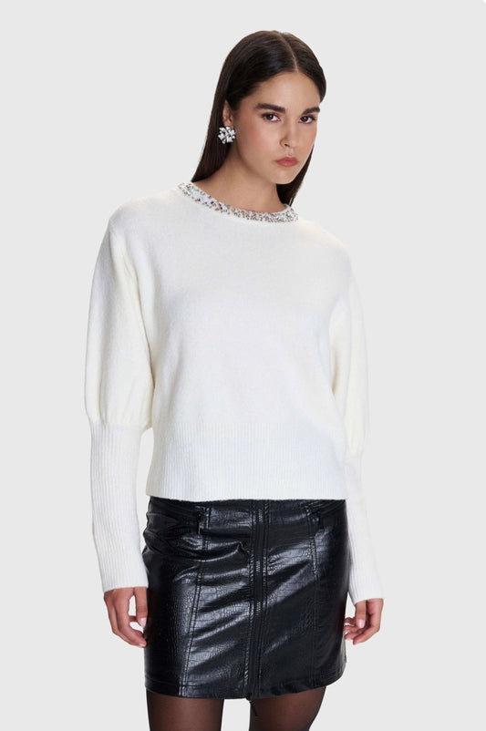 ALE - Pulover e bardhe dhe e zeze me gura dekorative