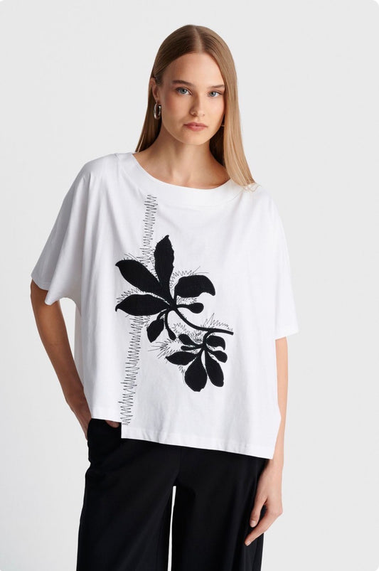 ALE - Bluze e bardhe me prerje asimetrike dhe me detaje