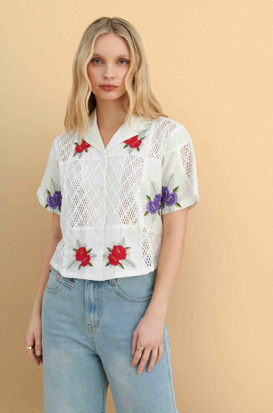 attrattivo - Kemishe e bardhe me menge te shkurta dhe qendisje