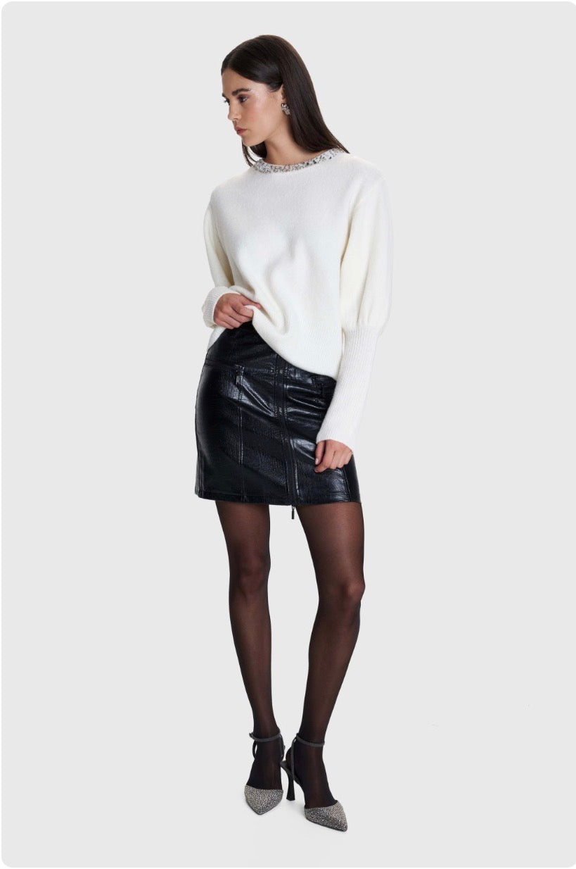 ALE - Pulover e bardhe dhe e zeze me gura dekorative