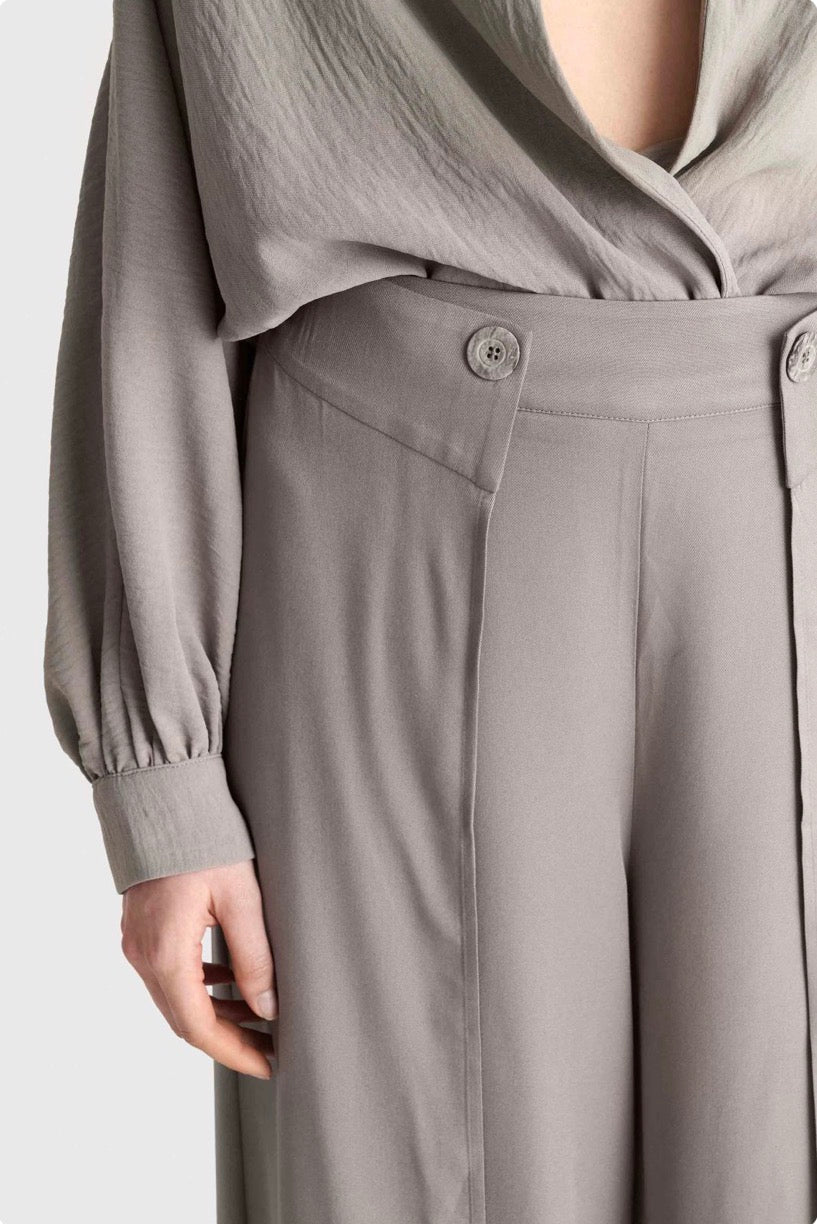 ALE - Pantallona te gjera gri dhe te zeza