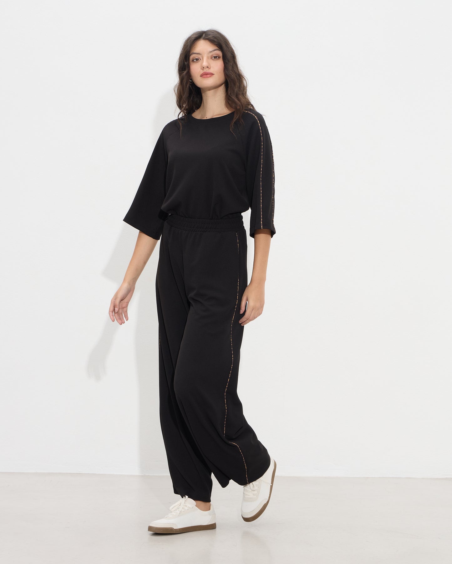 Passager- Pantallona kafe dhe te zeza prerje e gjere me detaje ne ane