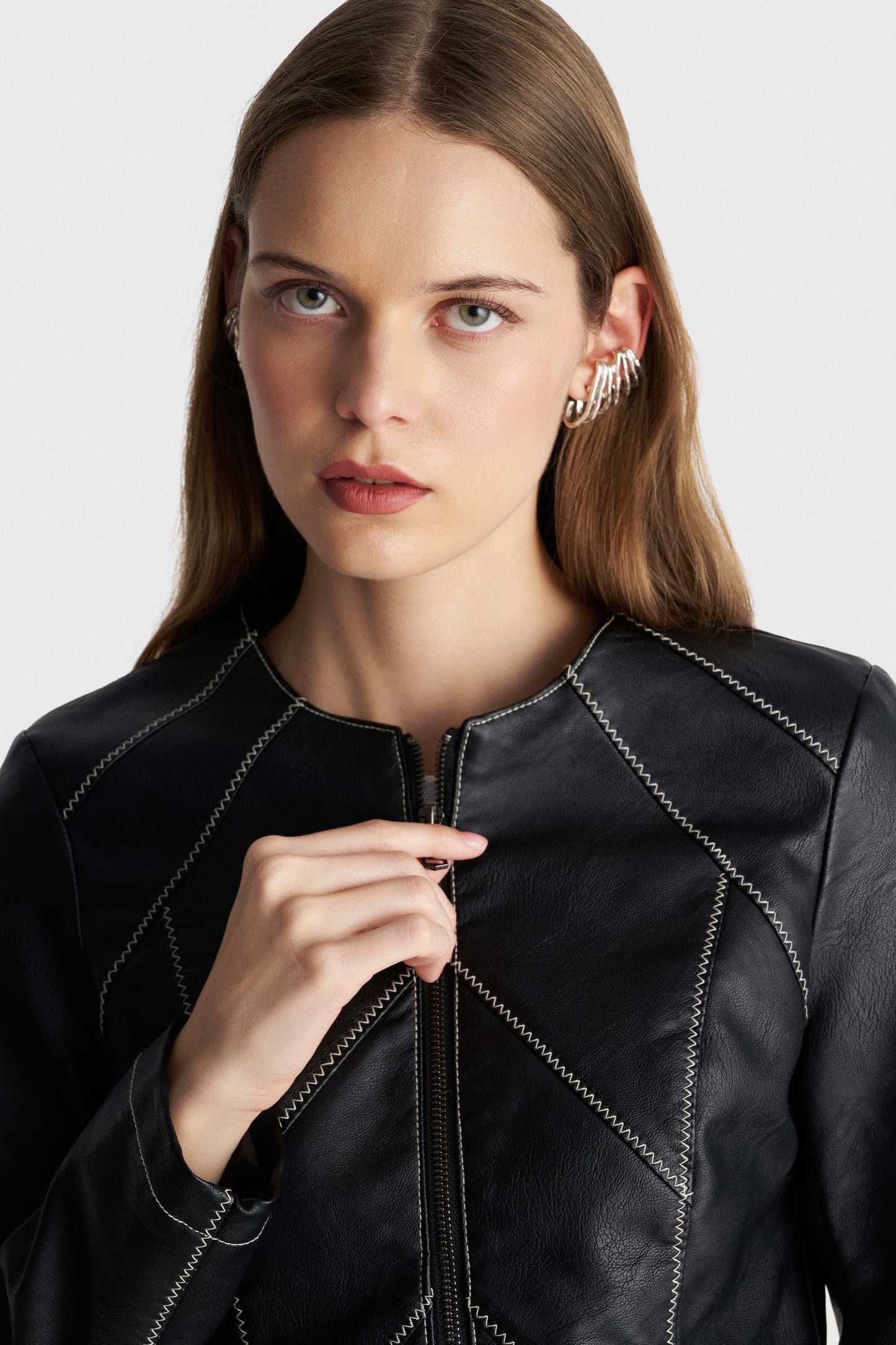 ALE - Xhakete lekure e zeze me qepje dekorative