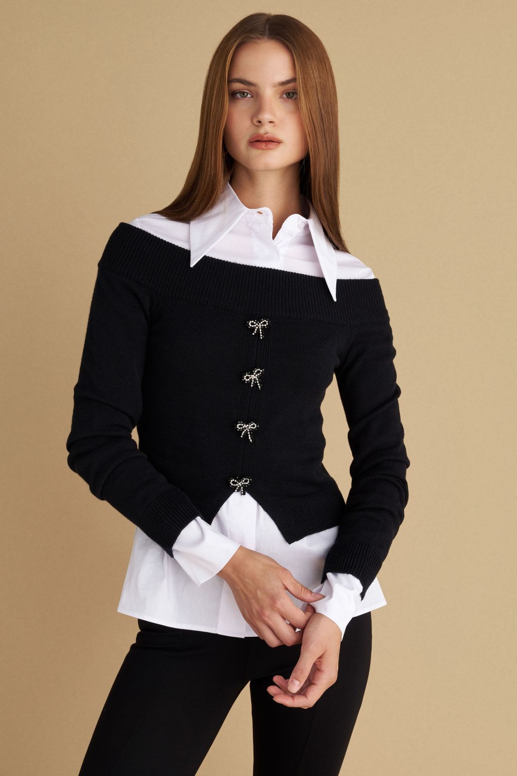 attrattivo - Bluze e bardhe dhe e zeze e thurur dhe me detaje fjongosh