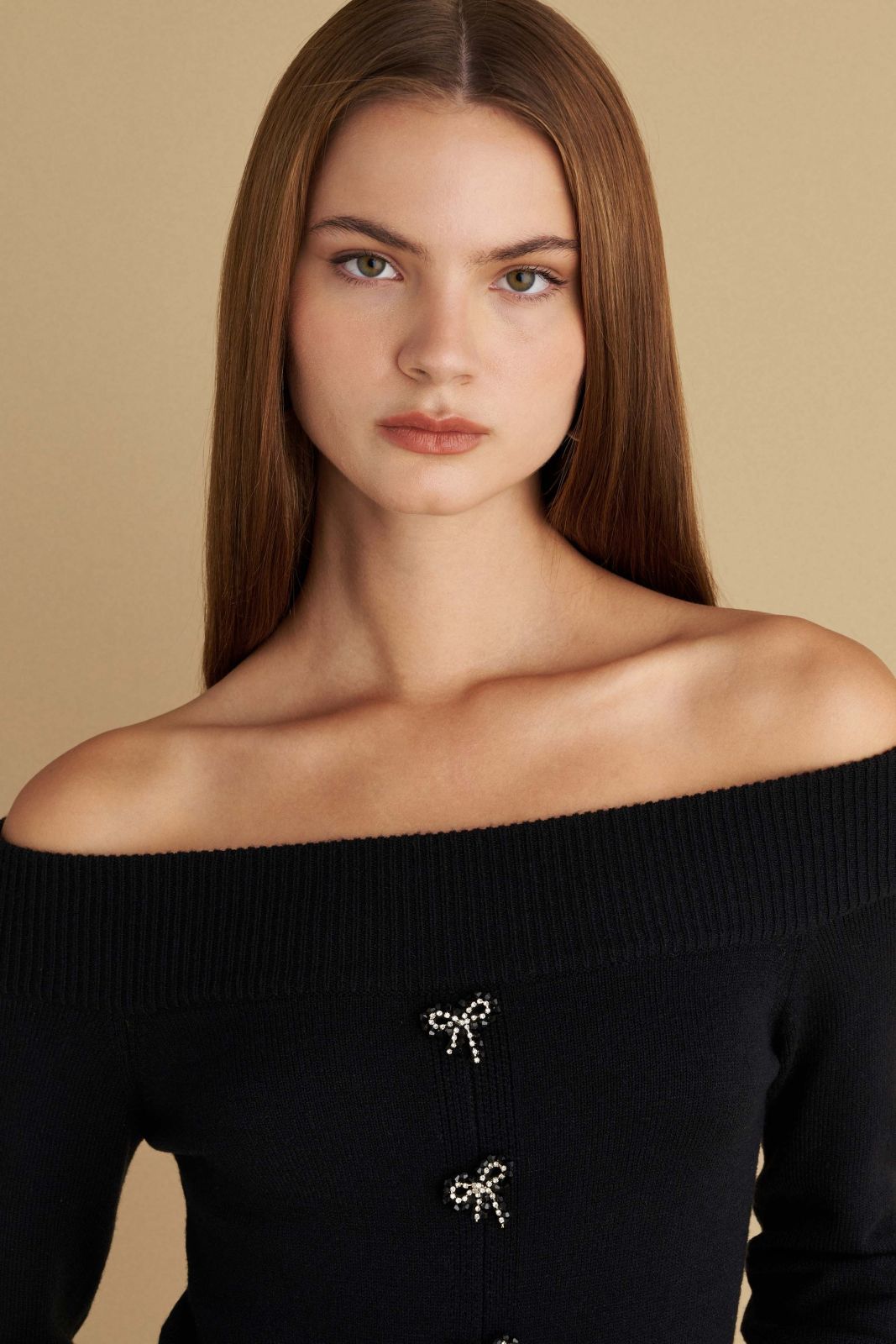 attrattivo - Bluze e bardhe dhe e zeze e thurur dhe me detaje fjongosh