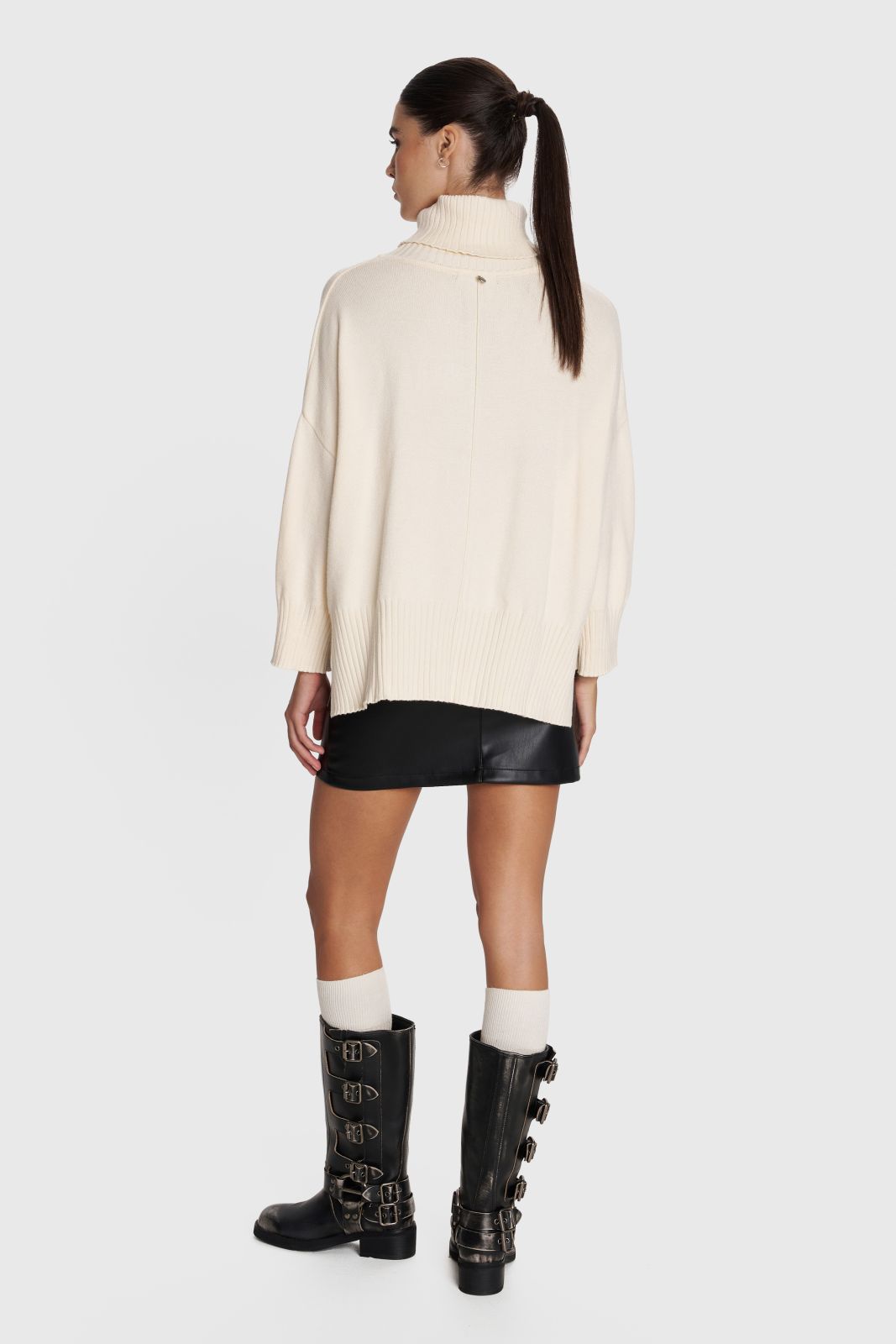 ALE - Pulover jeshile , e bardhe dhe e zeze e thurur dhe me jake te lirshme