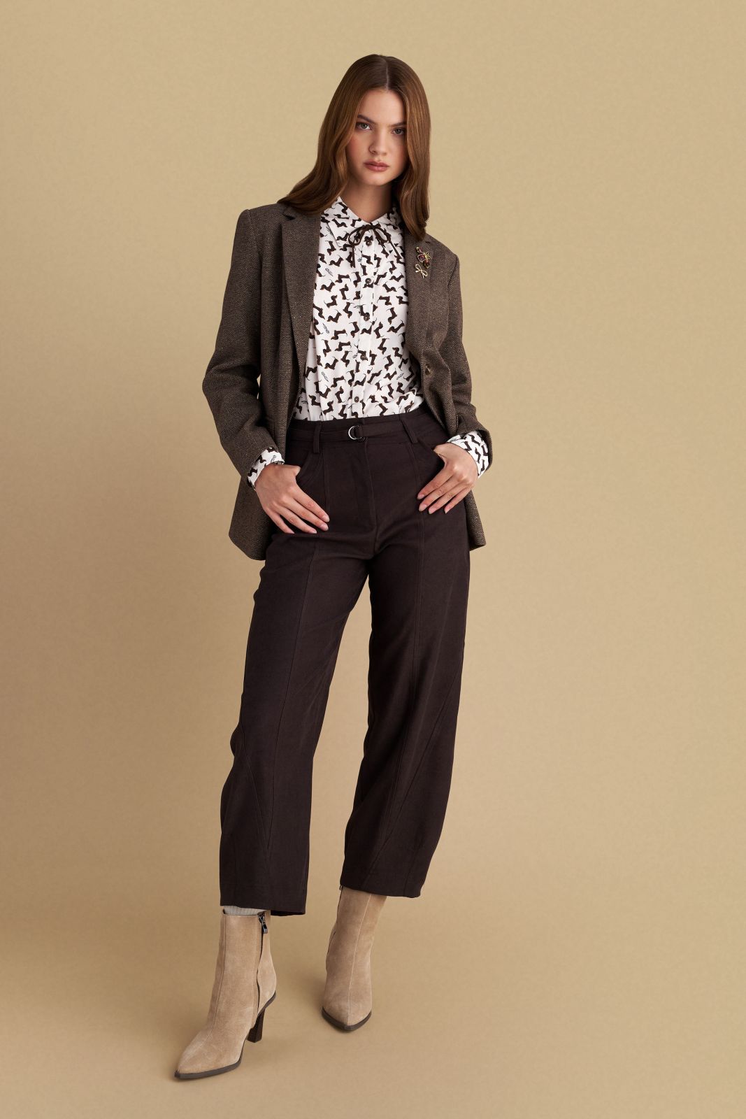 attrattivo - Pantallona jeshile dhe kafe me prerje te lirshme dhe rrip