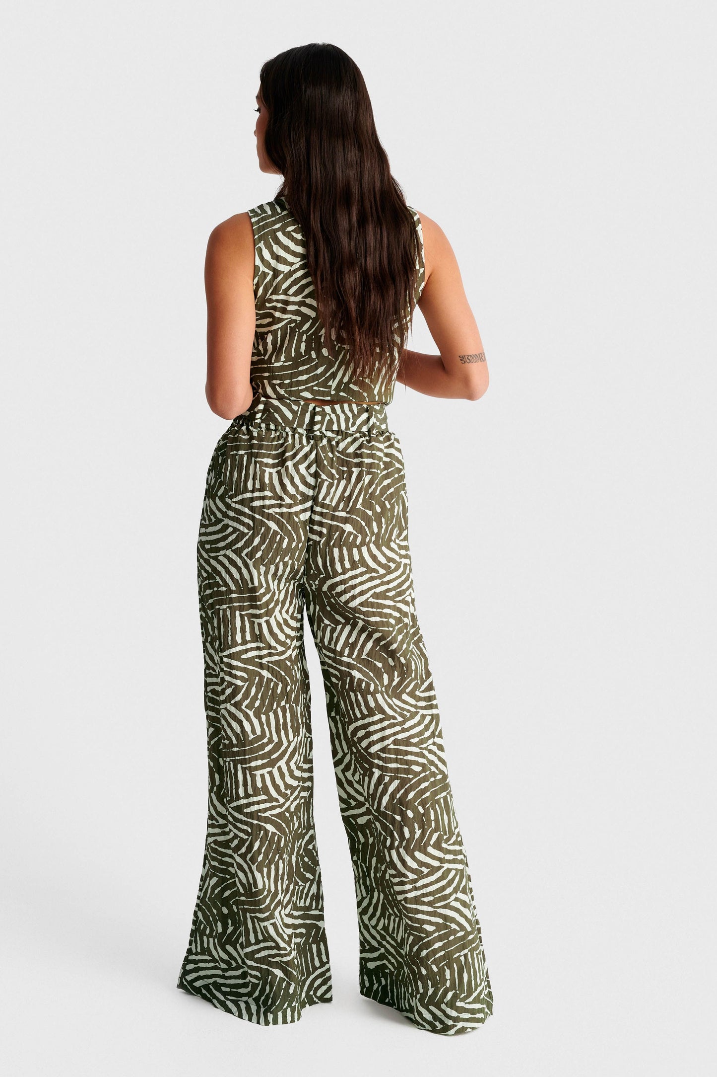 ALE - Set kemishe dhe pantallona jeshile kremi me motive