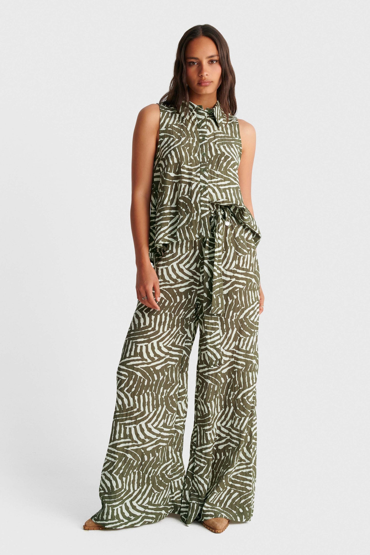 ALE - Set kemishe dhe pantallona jeshile kremi me motive