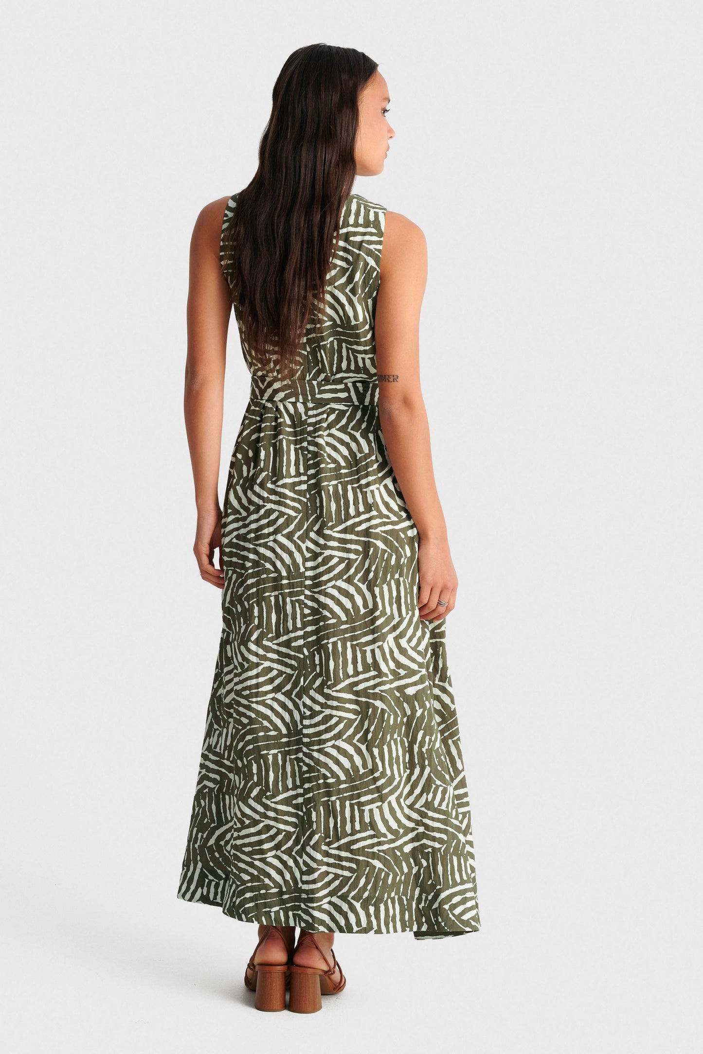 ALE - Fustan kremi jeshil me motive dhe rrip