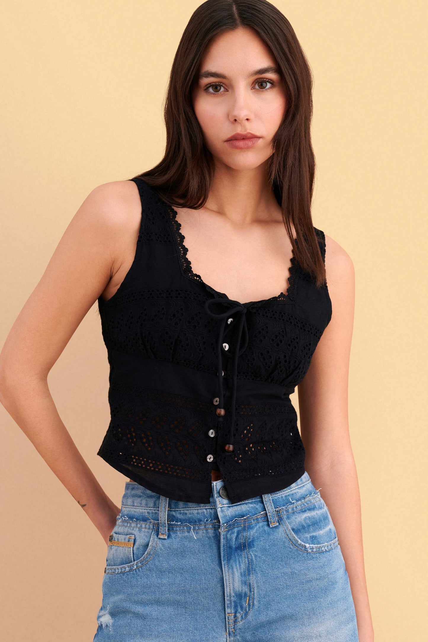 attrattivo - Bluze e bardhe dhe e zeze me kopsa dhe qendisje