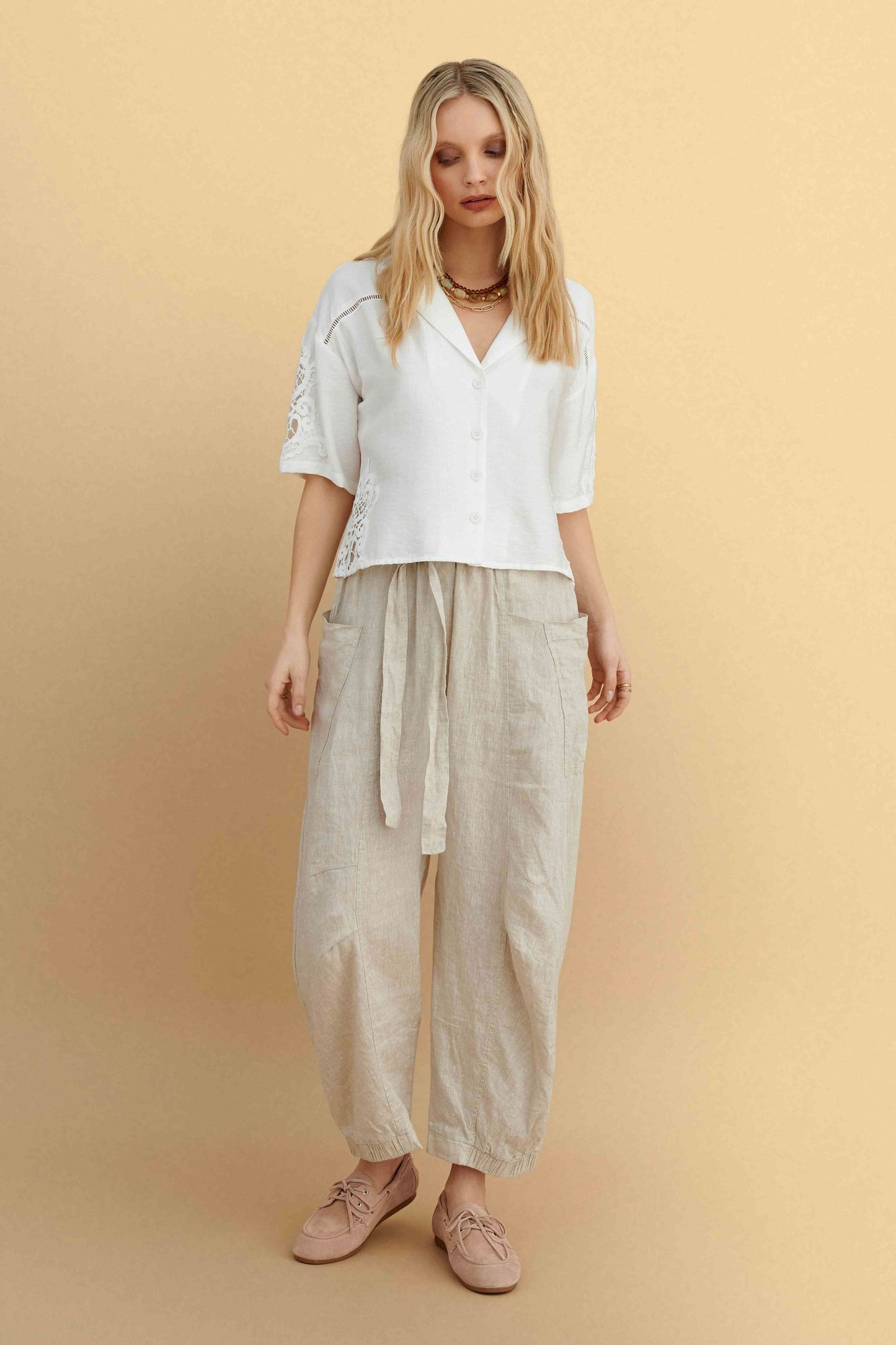 attrattivo - Kemishe e bardhe e shkurter me detaje tyli