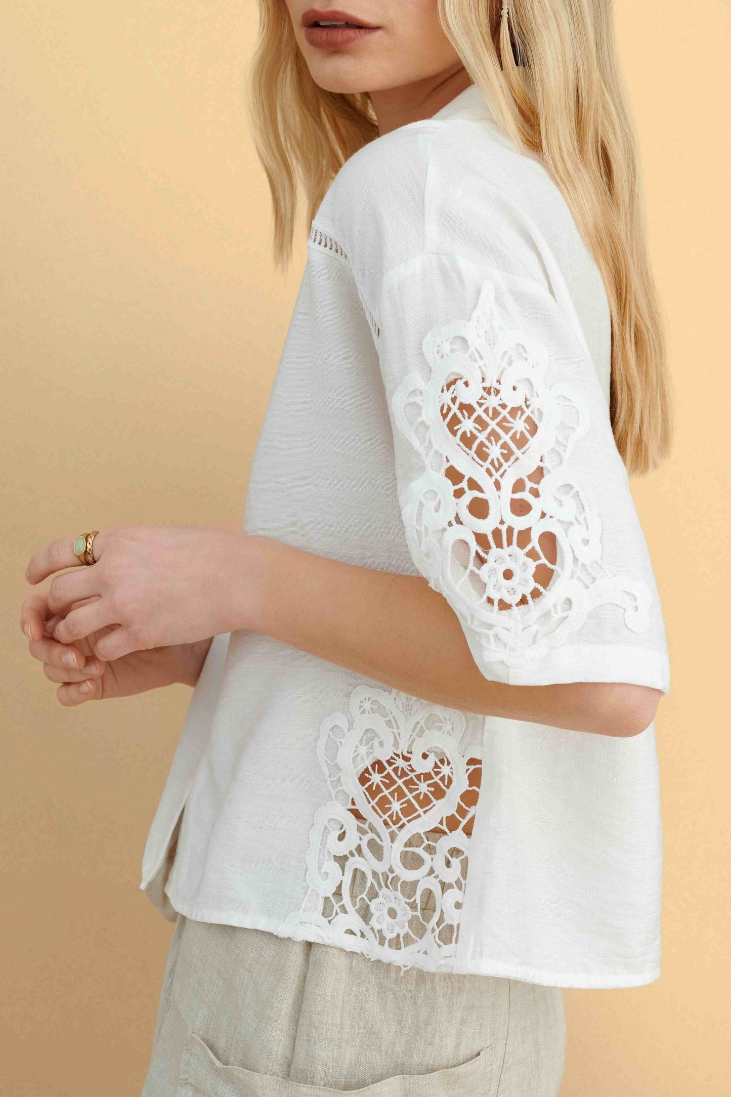 attrattivo - Kemishe e bardhe e shkurter me detaje tyli