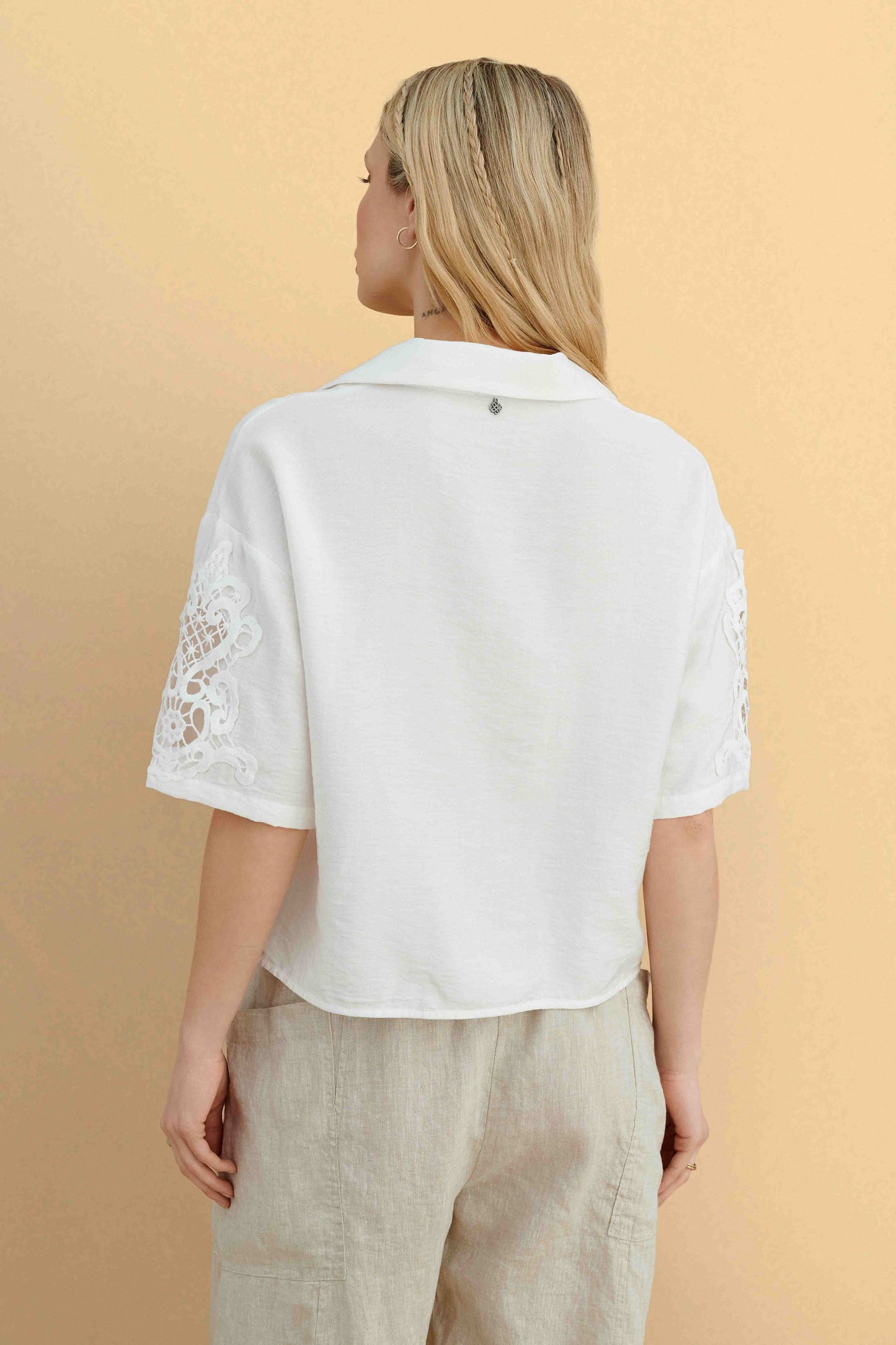 attrattivo - Kemishe e bardhe e shkurter me detaje tyli