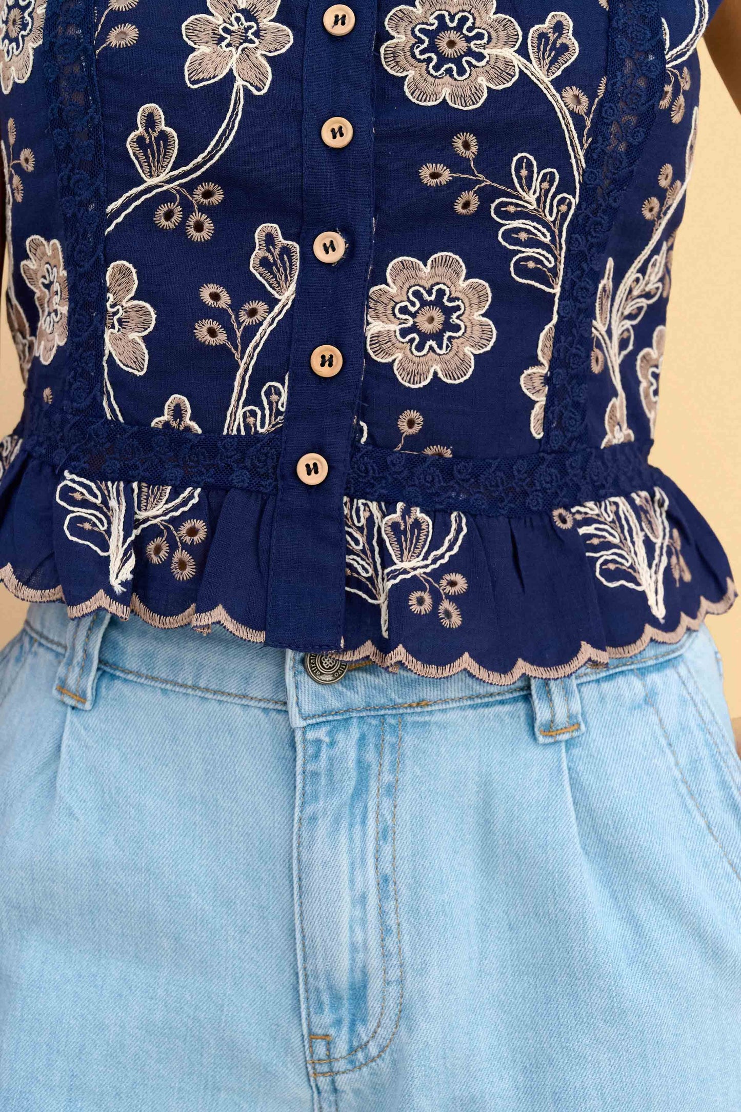attrattivo - Bluze blu me motive florale dhe dantelle