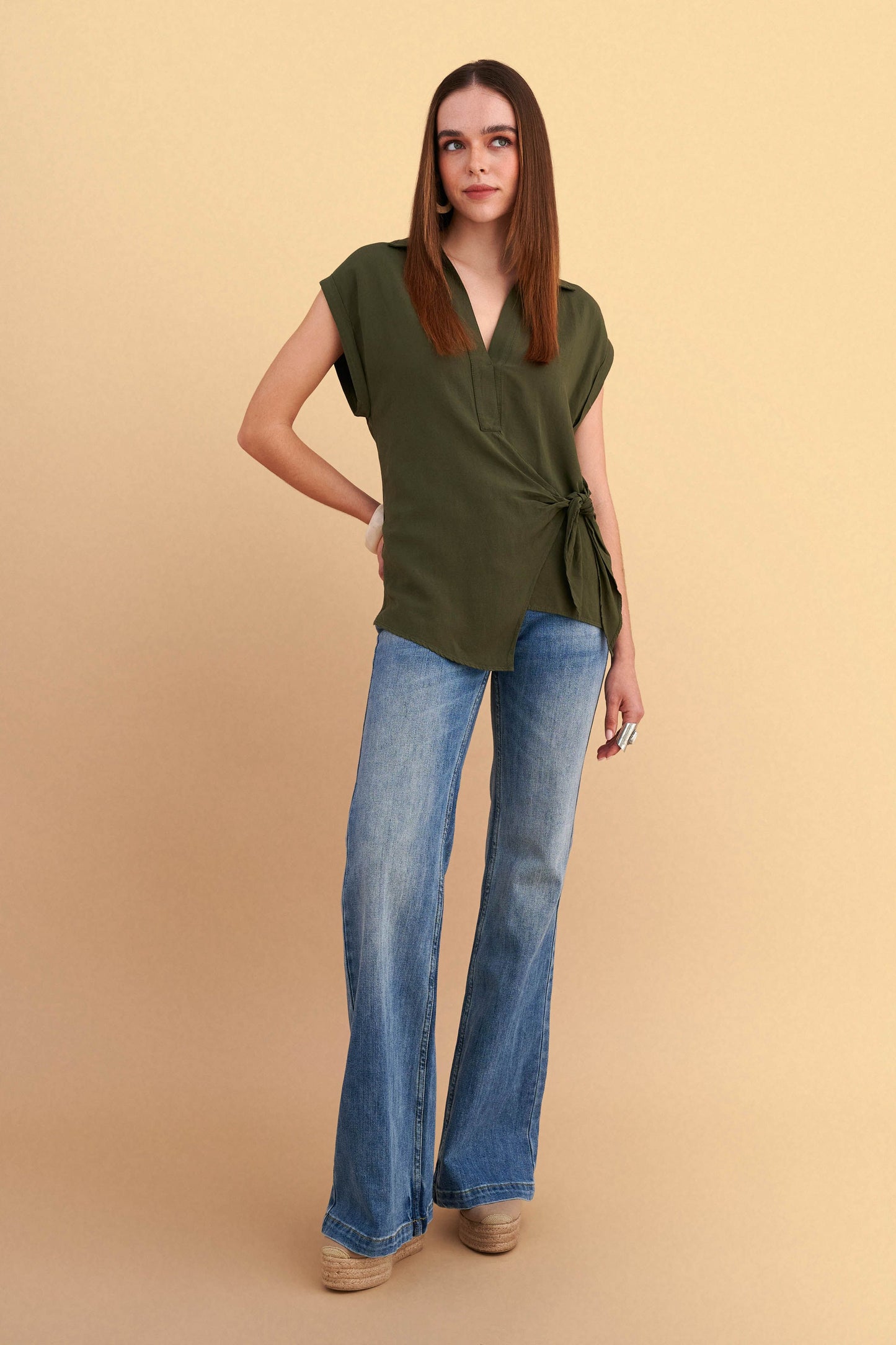 attrattivo - Bluze blu dhe jeshile me jake V dhe lidhje ne ane