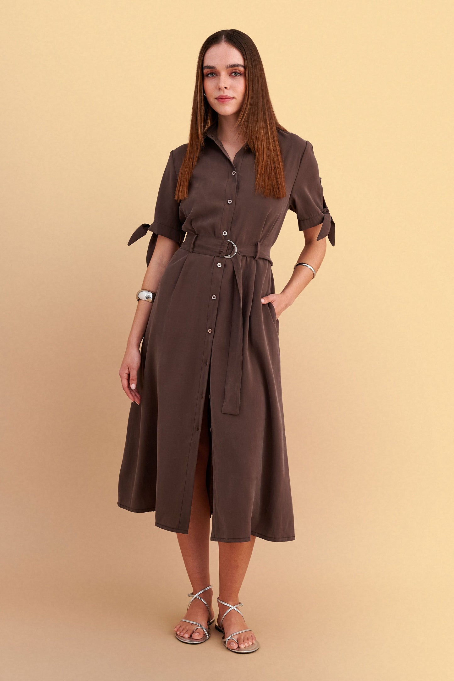 attrattivo - Fustan kaf dhe i zi me rrip dhe detaje lidhese