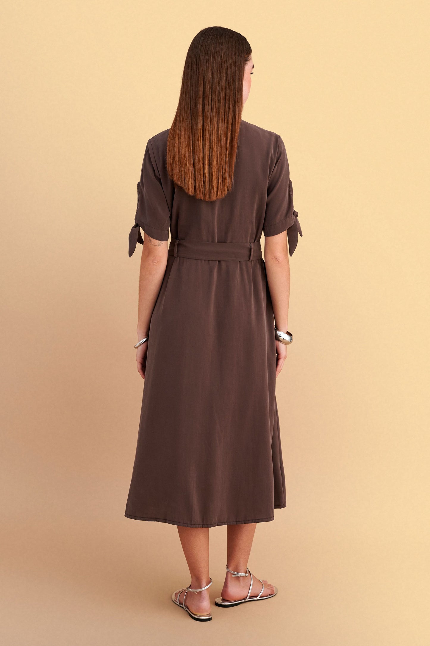 attrattivo - Fustan kaf dhe i zi me rrip dhe detaje lidhese