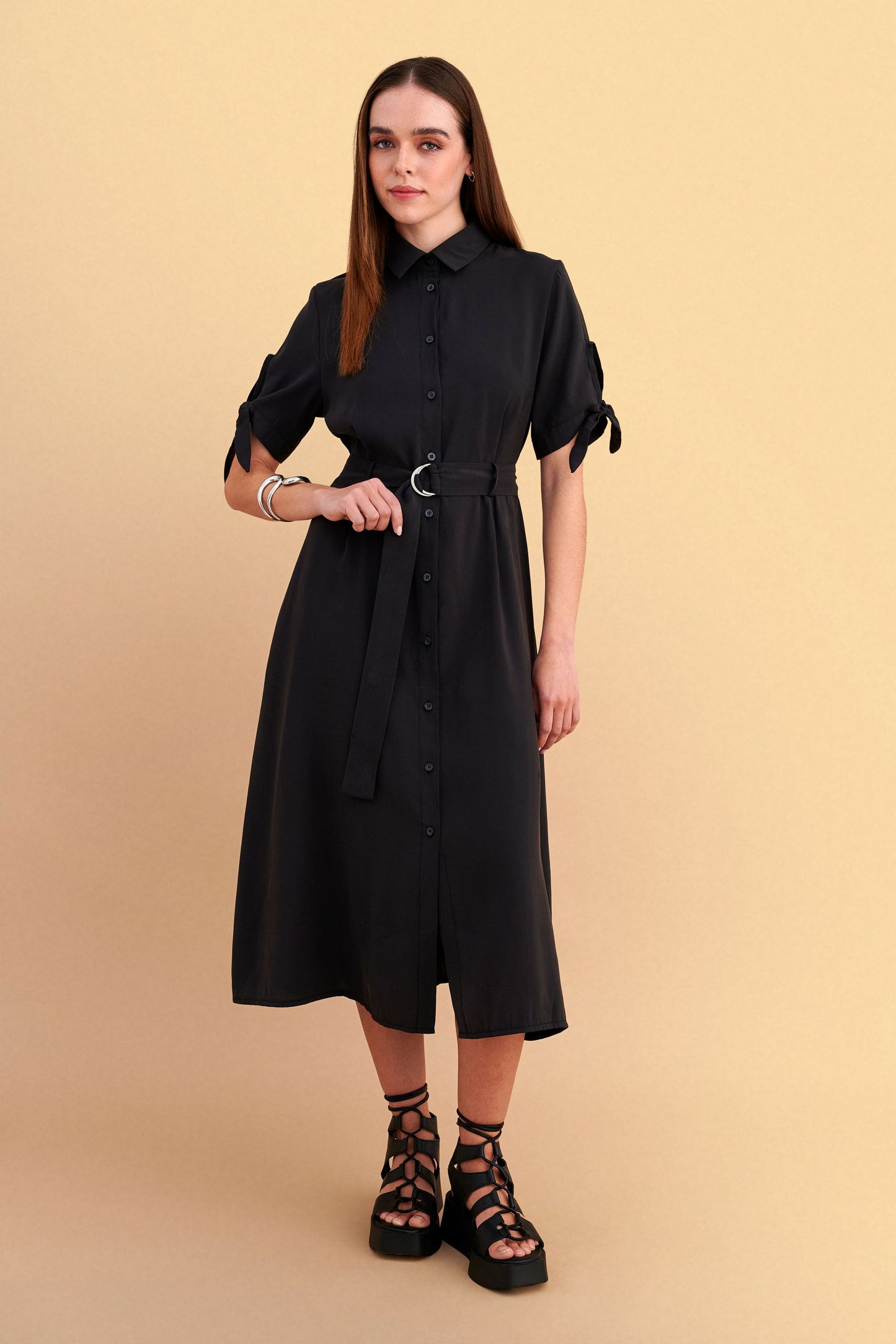 attrattivo - Fustan kaf dhe i zi me rrip dhe detaje lidhese