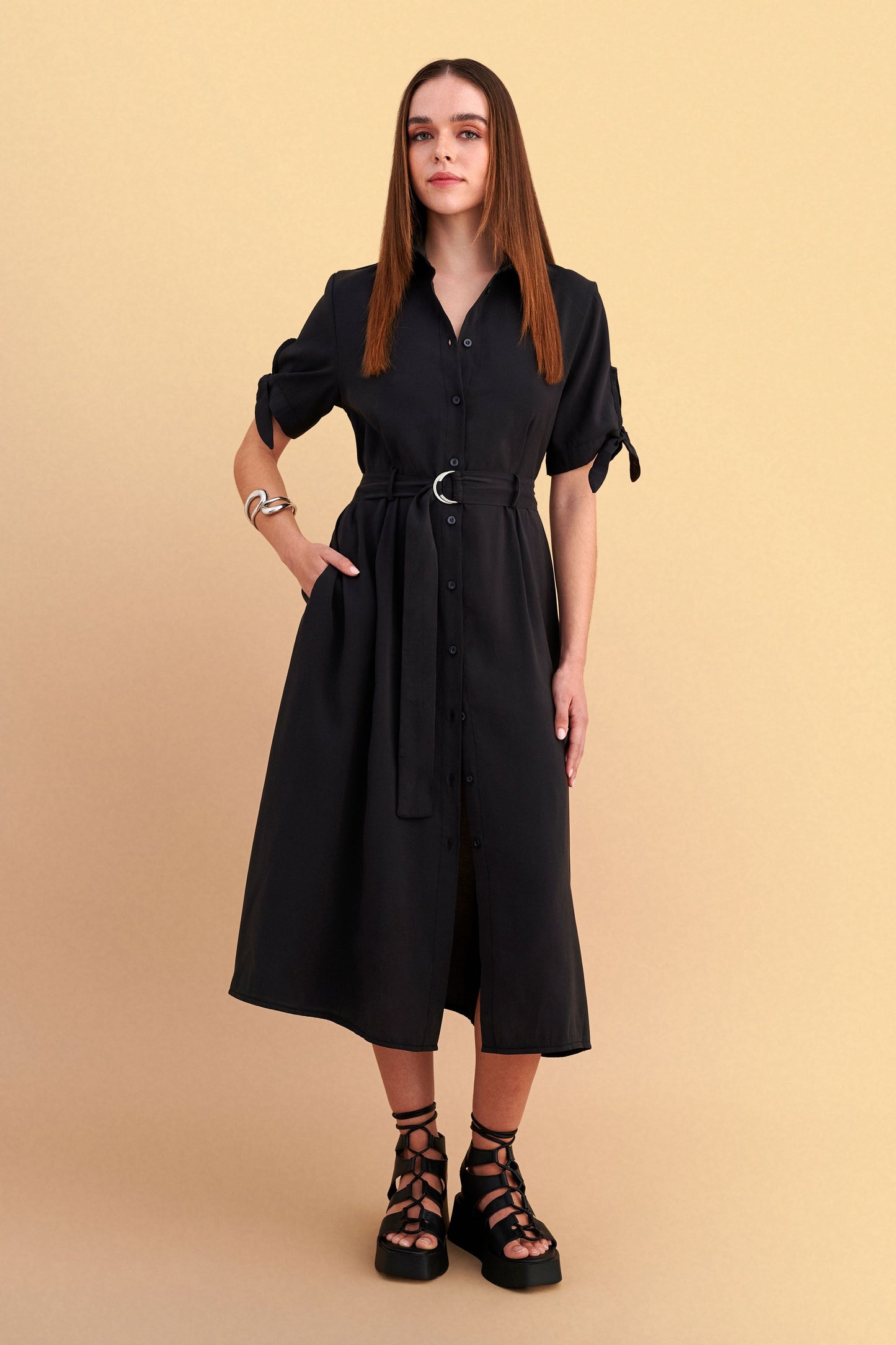 attrattivo - Fustan kaf dhe i zi me rrip dhe detaje lidhese