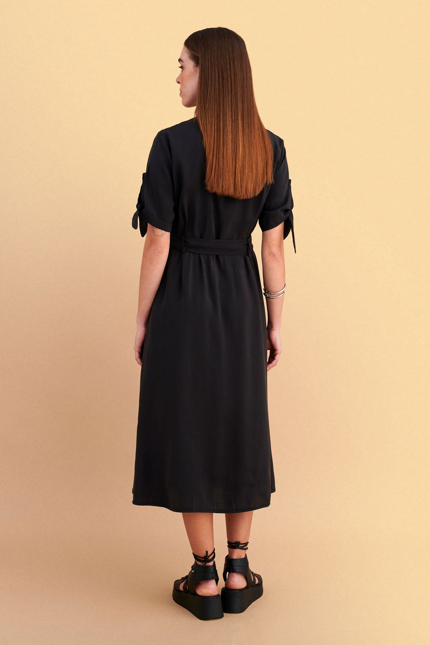 attrattivo - Fustan kaf dhe i zi me rrip dhe detaje lidhese