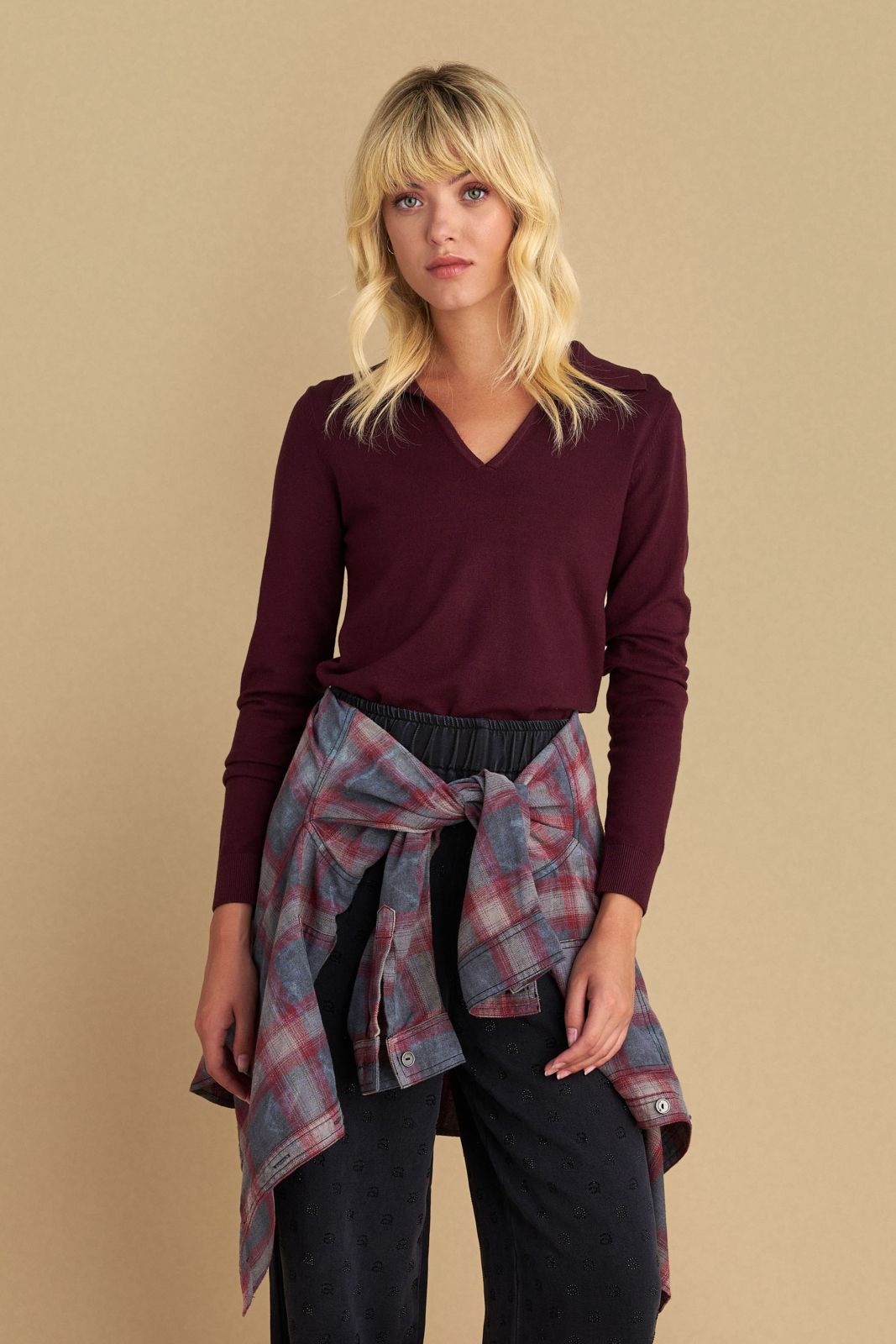 attrattivo - Bluze vishnje ,bezhe ,blu, e zeze  dhe e kuqe me jake V