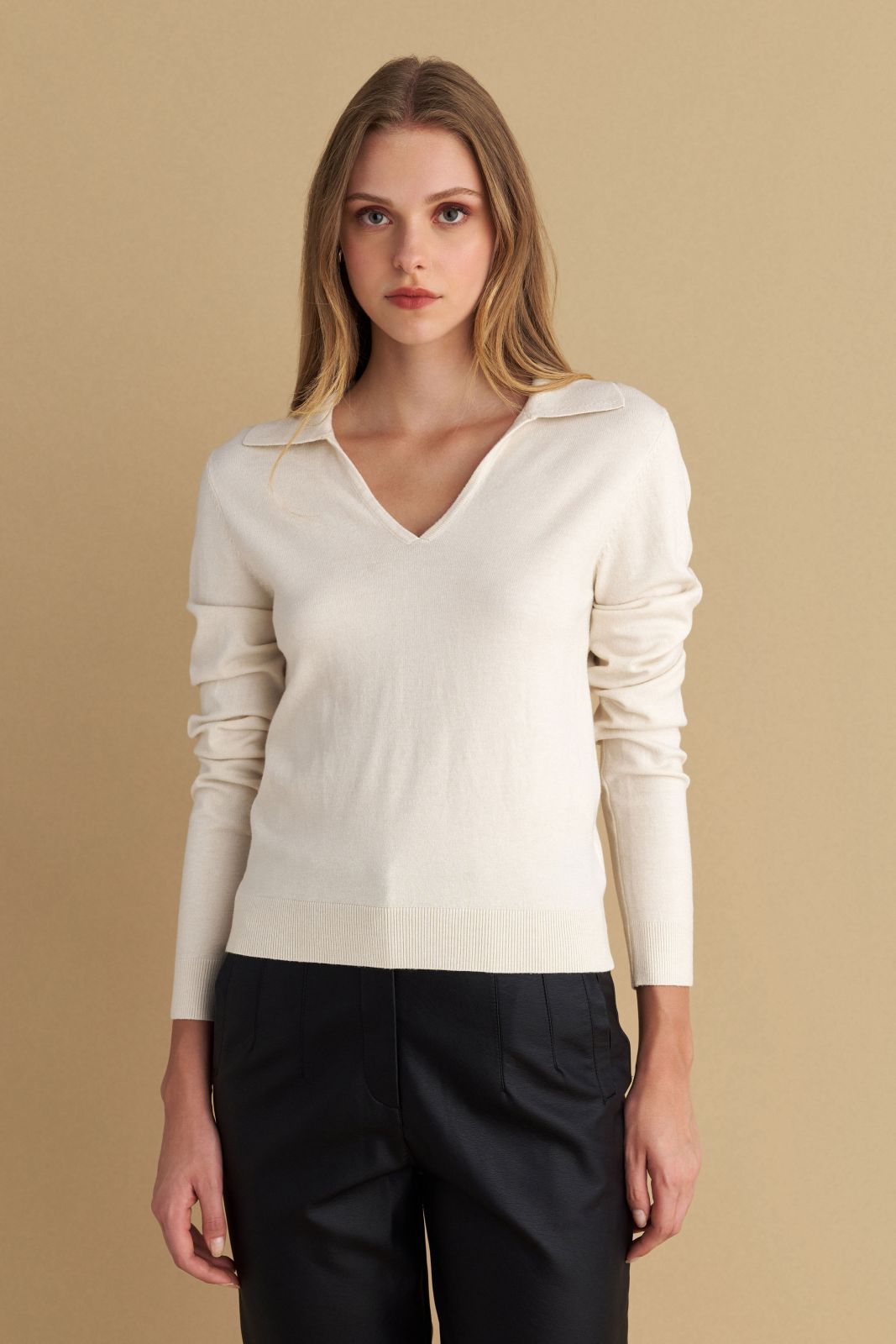 attrattivo - Bluze vishnje ,bezhe ,blu, e zeze  dhe e kuqe me jake V