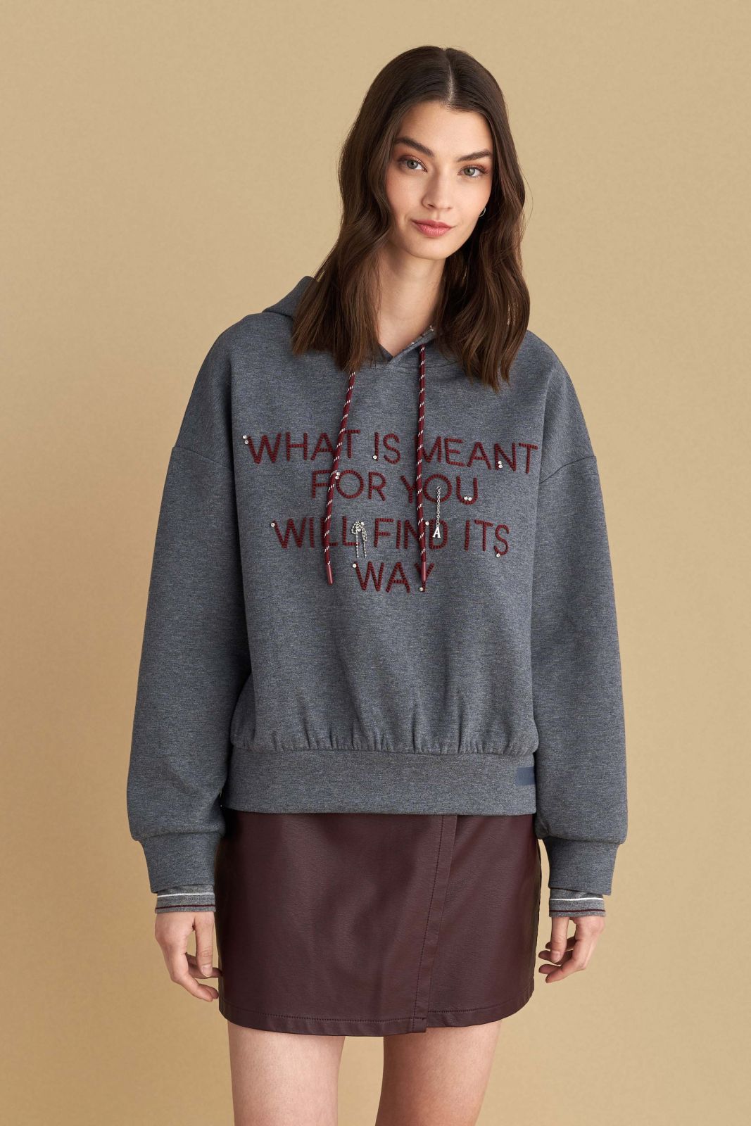 attrattivo - Bluze gri me kapuc dhe me shkrim