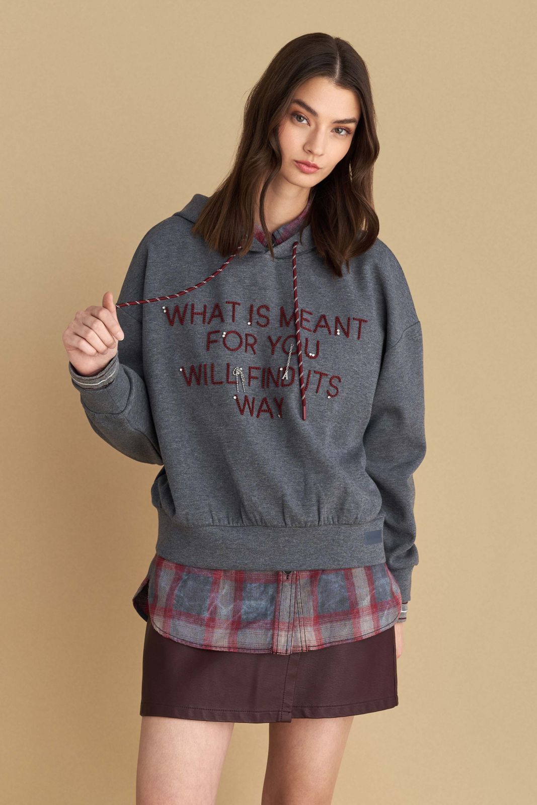 attrattivo - Bluze gri me kapuc dhe me shkrim