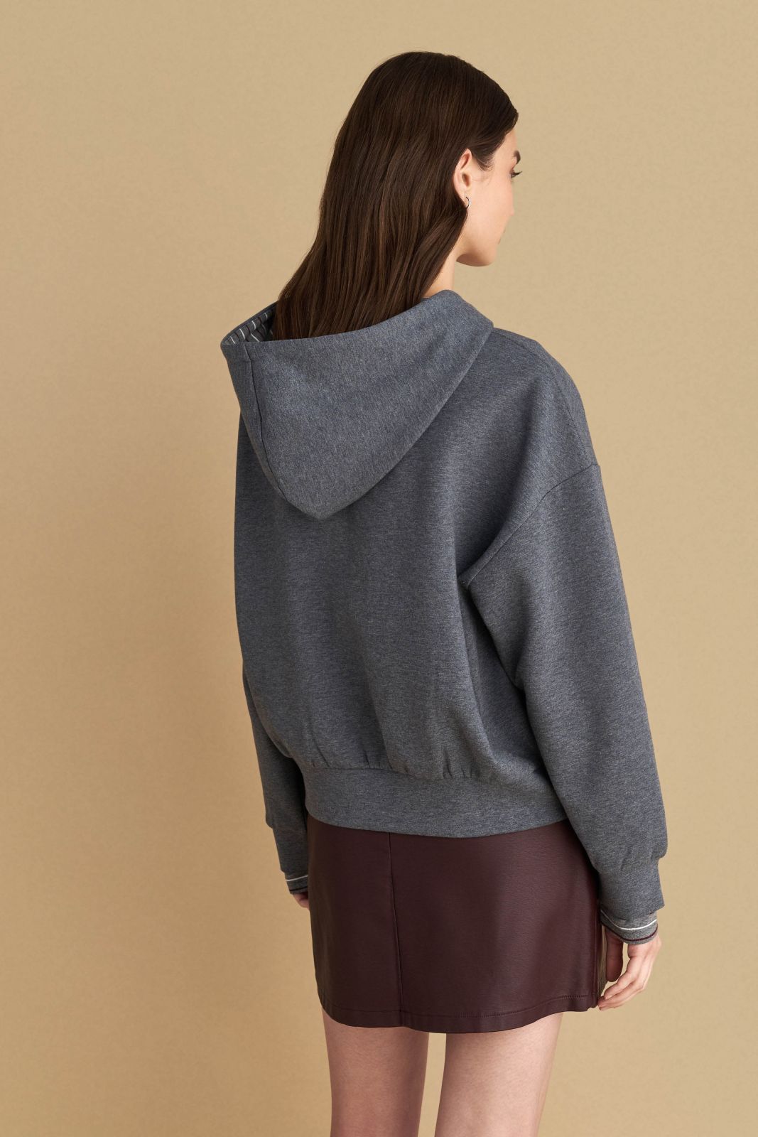 attrattivo - Bluze gri me kapuc dhe me shkrim