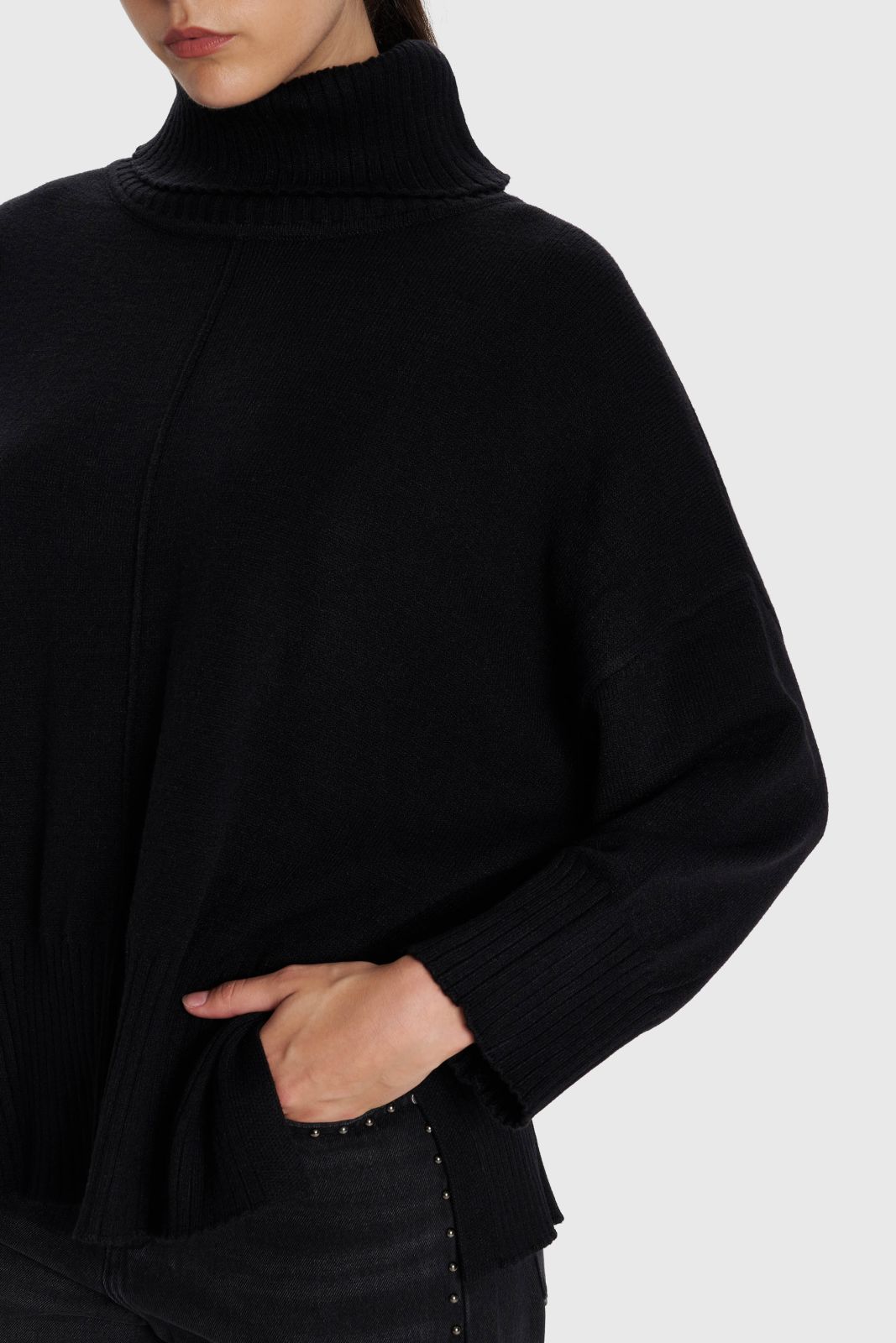 ALE - Pulover jeshile , e bardhe dhe e zeze e thurur dhe me jake te lirshme