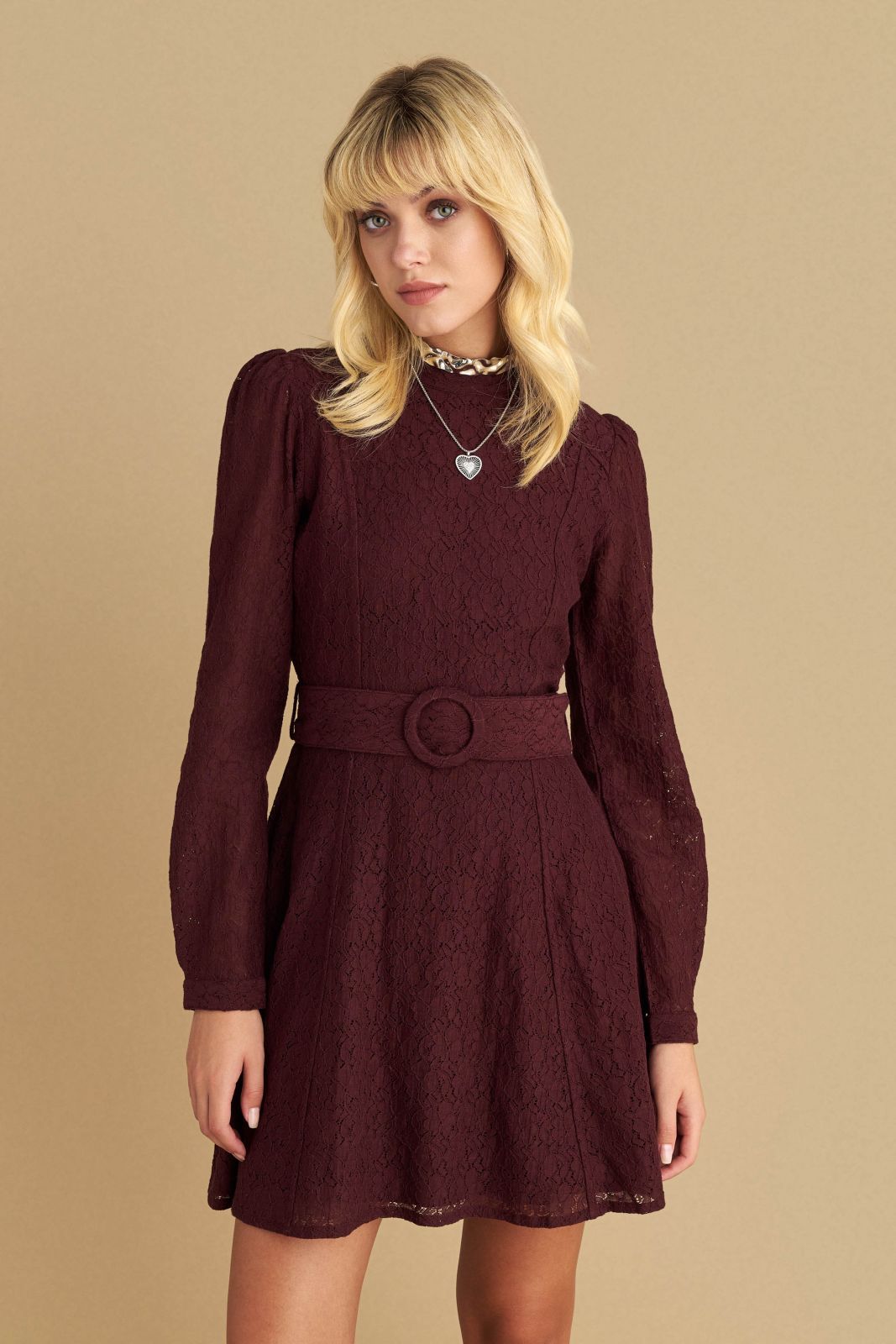 attrattivo - Fustan i shkurter vishnje me dantelle dhe rrip