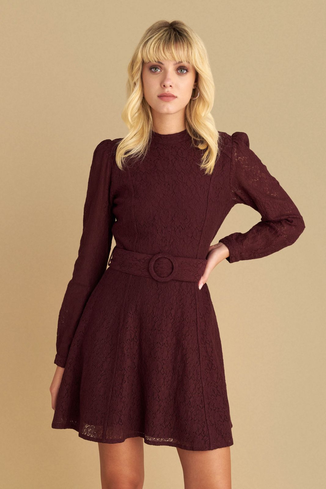 attrattivo - Fustan i shkurter vishnje me dantelle dhe rrip