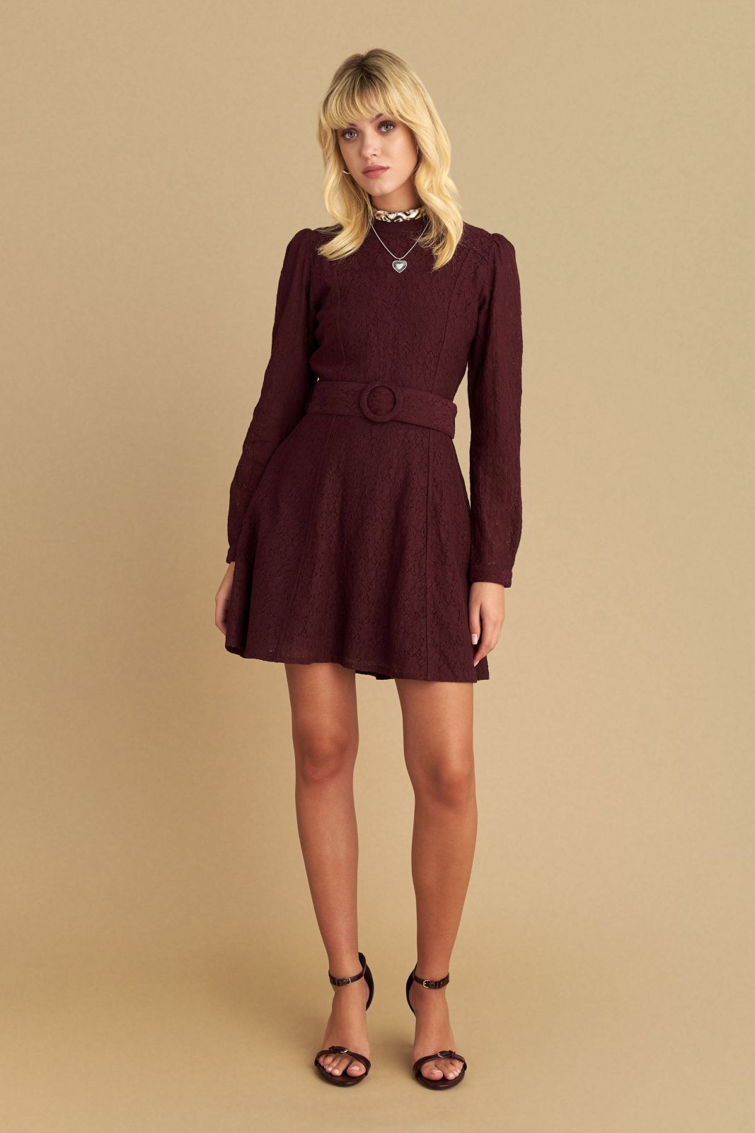 attrattivo - Fustan i shkurter vishnje me dantelle dhe rrip