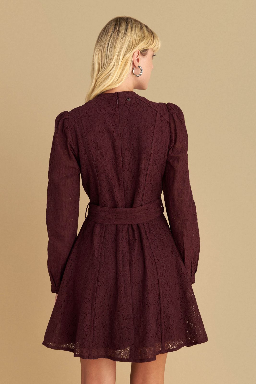 attrattivo - Fustan i shkurter vishnje me dantelle dhe rrip