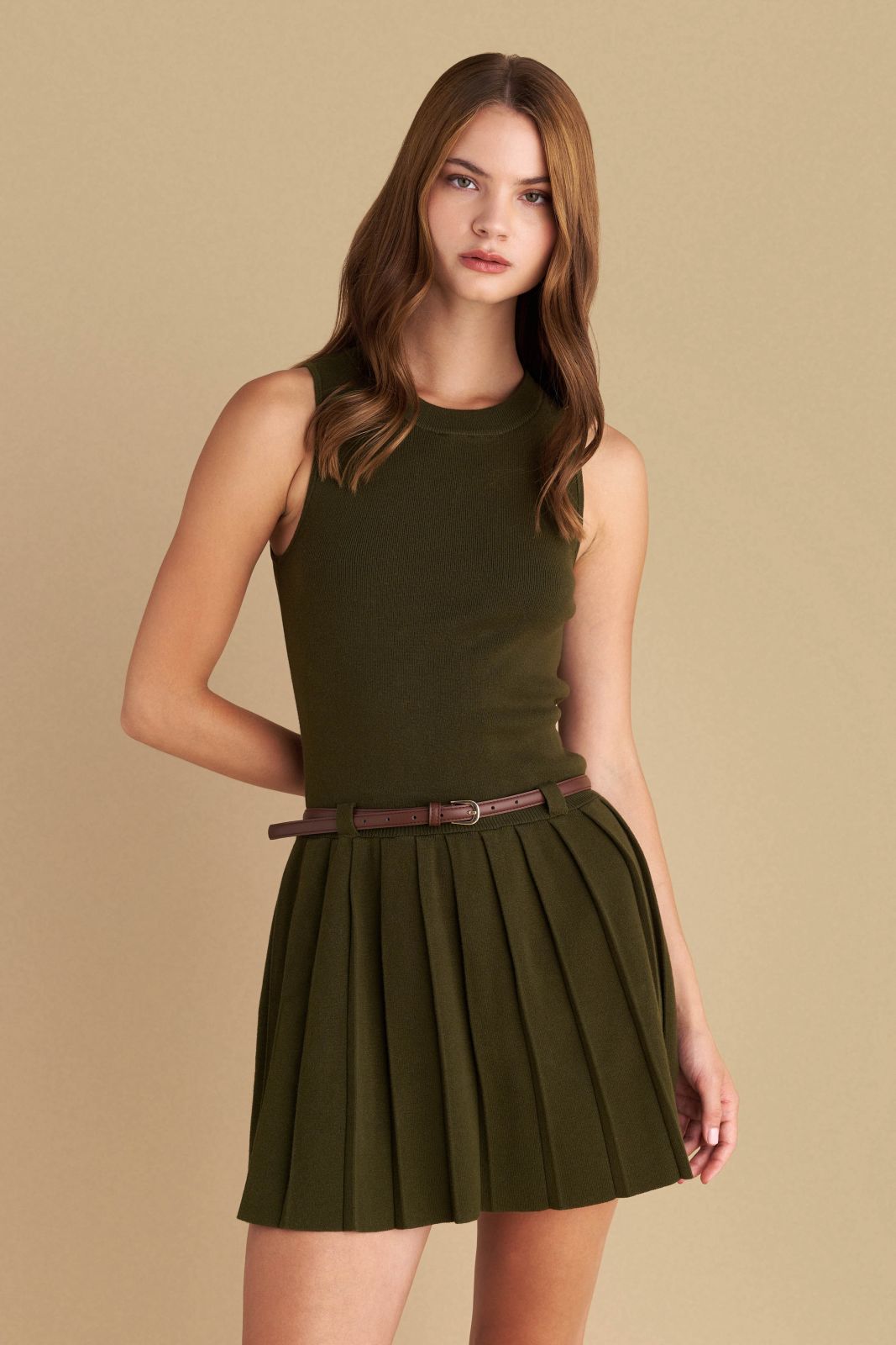 attrattivo - Fustan i shkurter jeshil me thurje dhe rrip