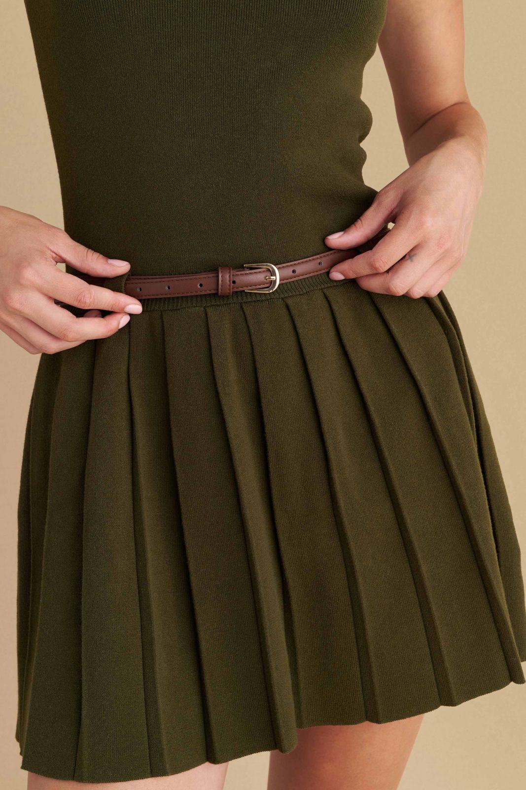 attrattivo - Fustan i shkurter jeshil me thurje dhe rrip