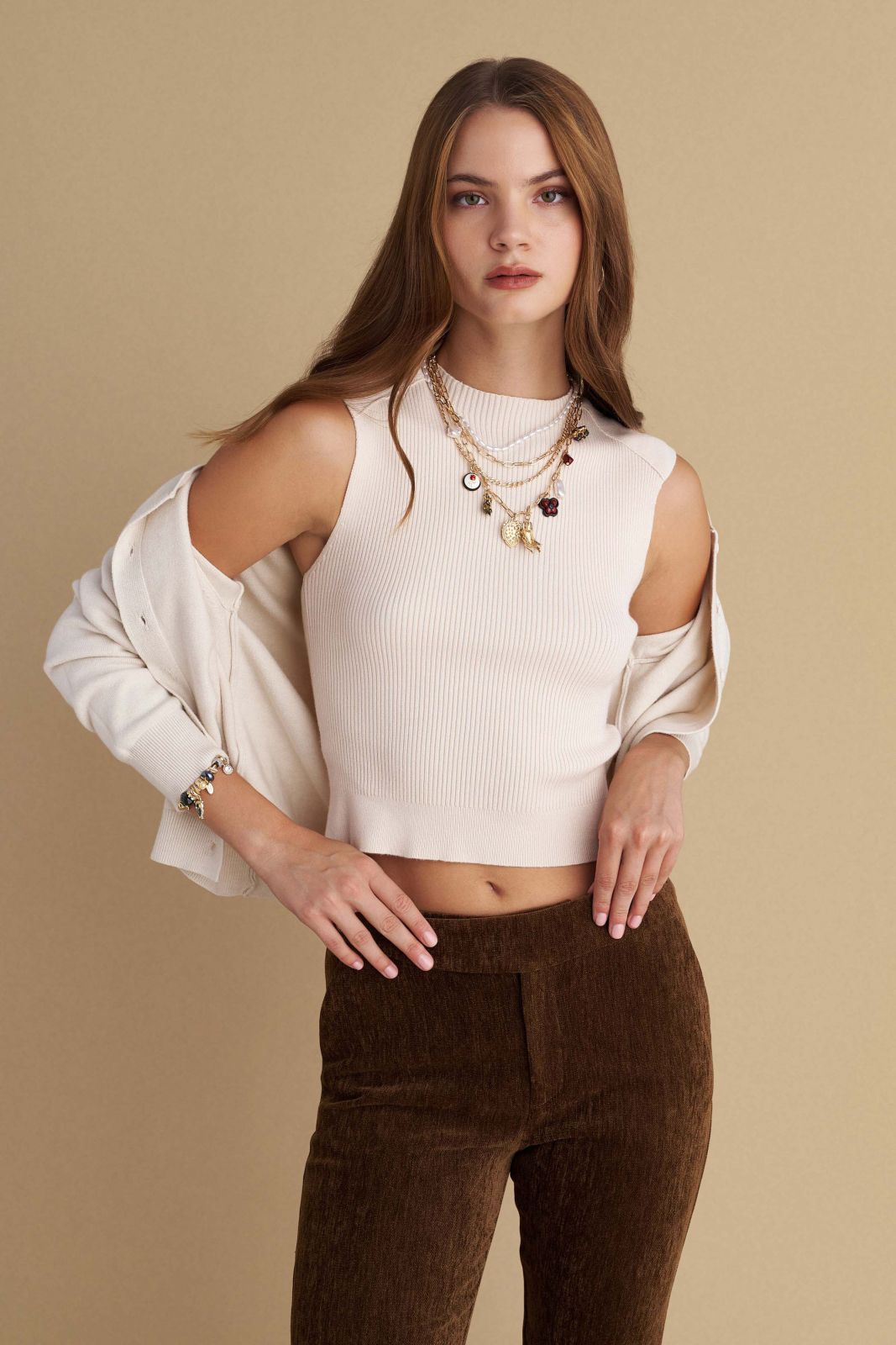 attrattivo - Bluze bezhe dhe e zeze e thurur pa menge