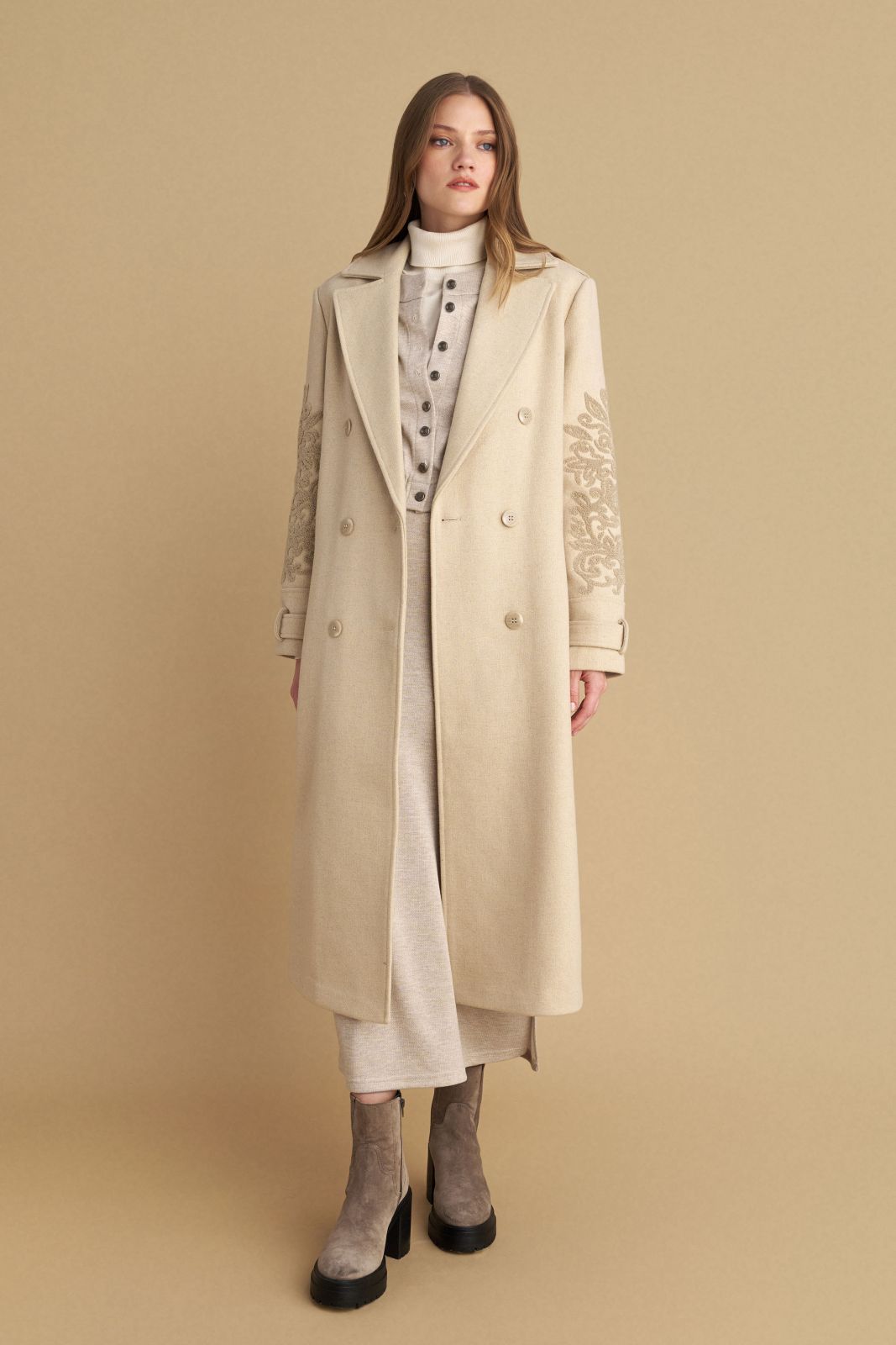 attrattivo - Pallto bezhe me qendisje dhe me rrip